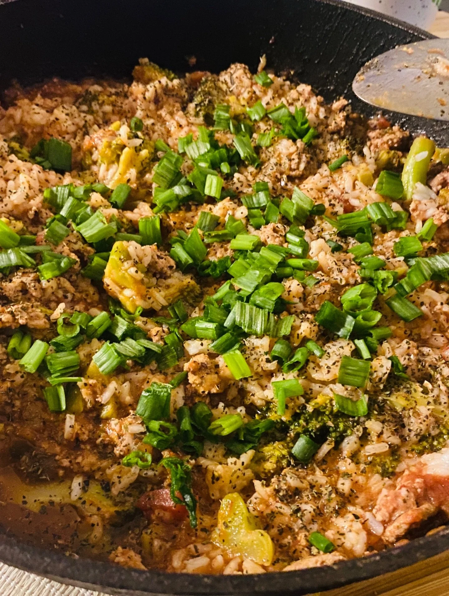 One pan. Pantry staples. Dinner done. 🙌
This Southwest turkey &amp; broccoli skillet is a go-to when the fridge looks empty but everyone&rsquo;s hungry. Simple, hearty, and so comforting.
👉 Recipe on the blog. Link in bio.