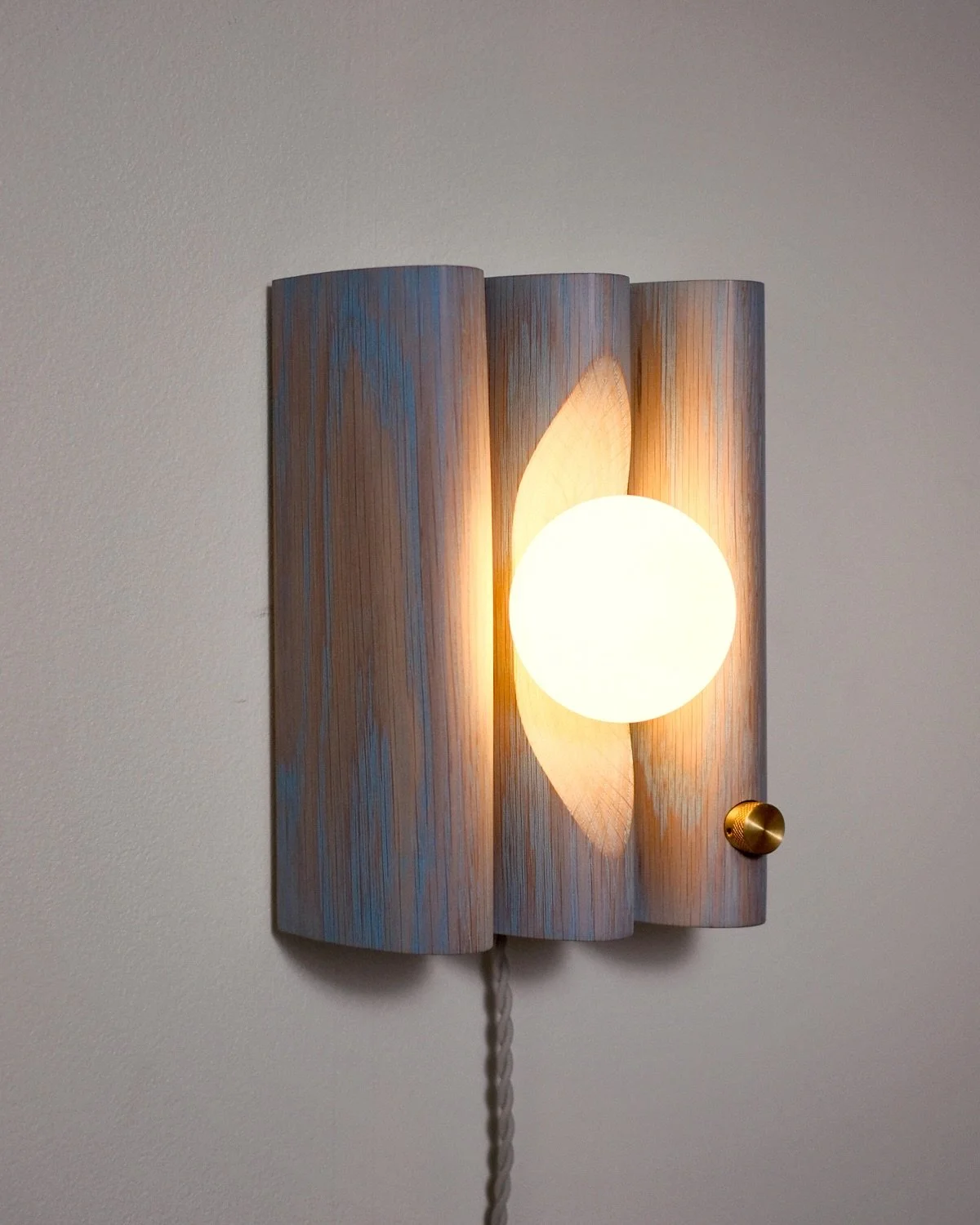 The NURU Sconce is available in two satin wood oil colors from @linolie.dk 

Playful colors and sculptural forms that feel grounded yet luminous, pairing strong lines with a warm elegant glow. 

&bull; Handmade
&bull; Plug-in 🔌 
&bull; Full range br