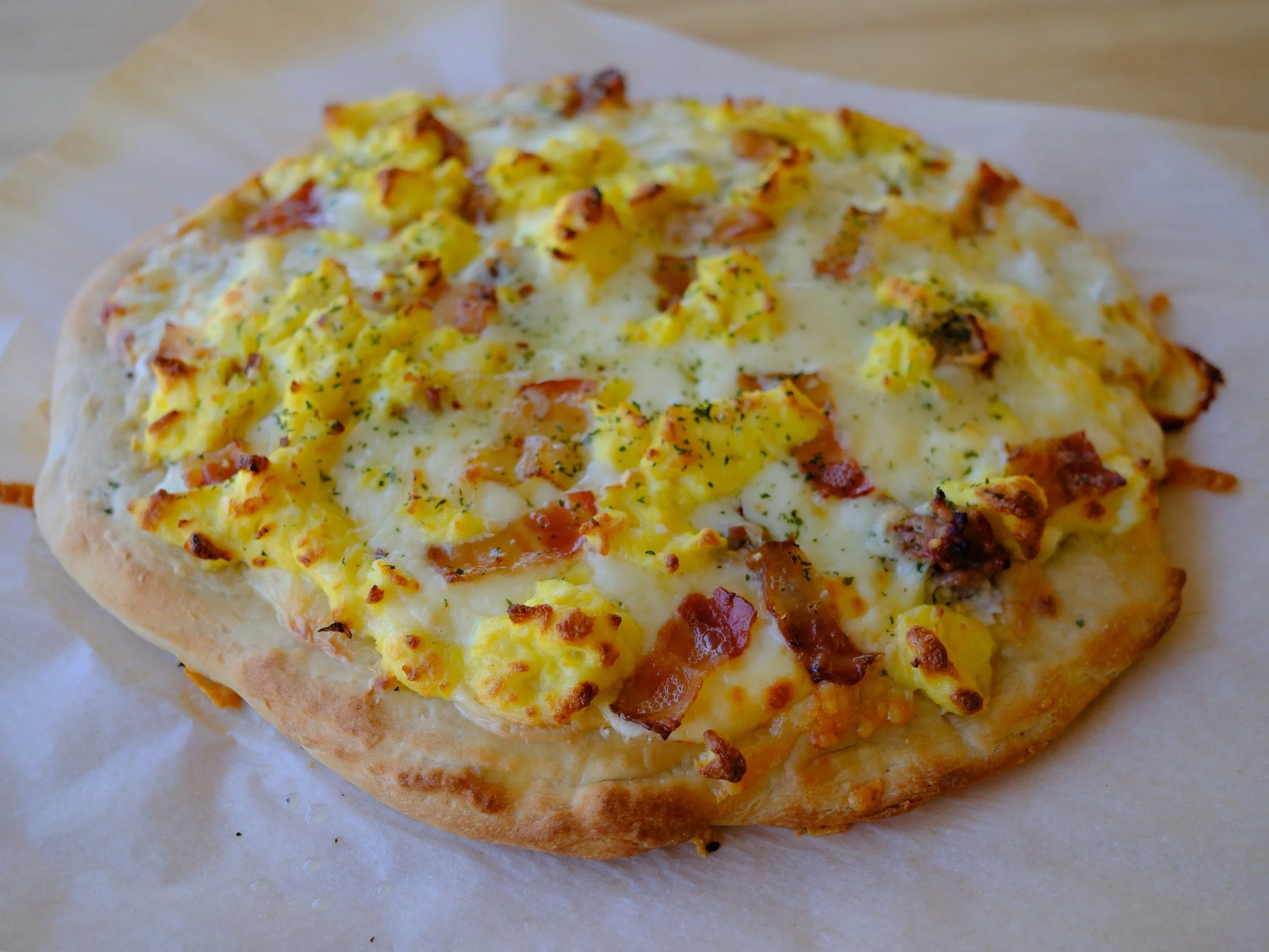bacon sausage and egg breakfast pizza