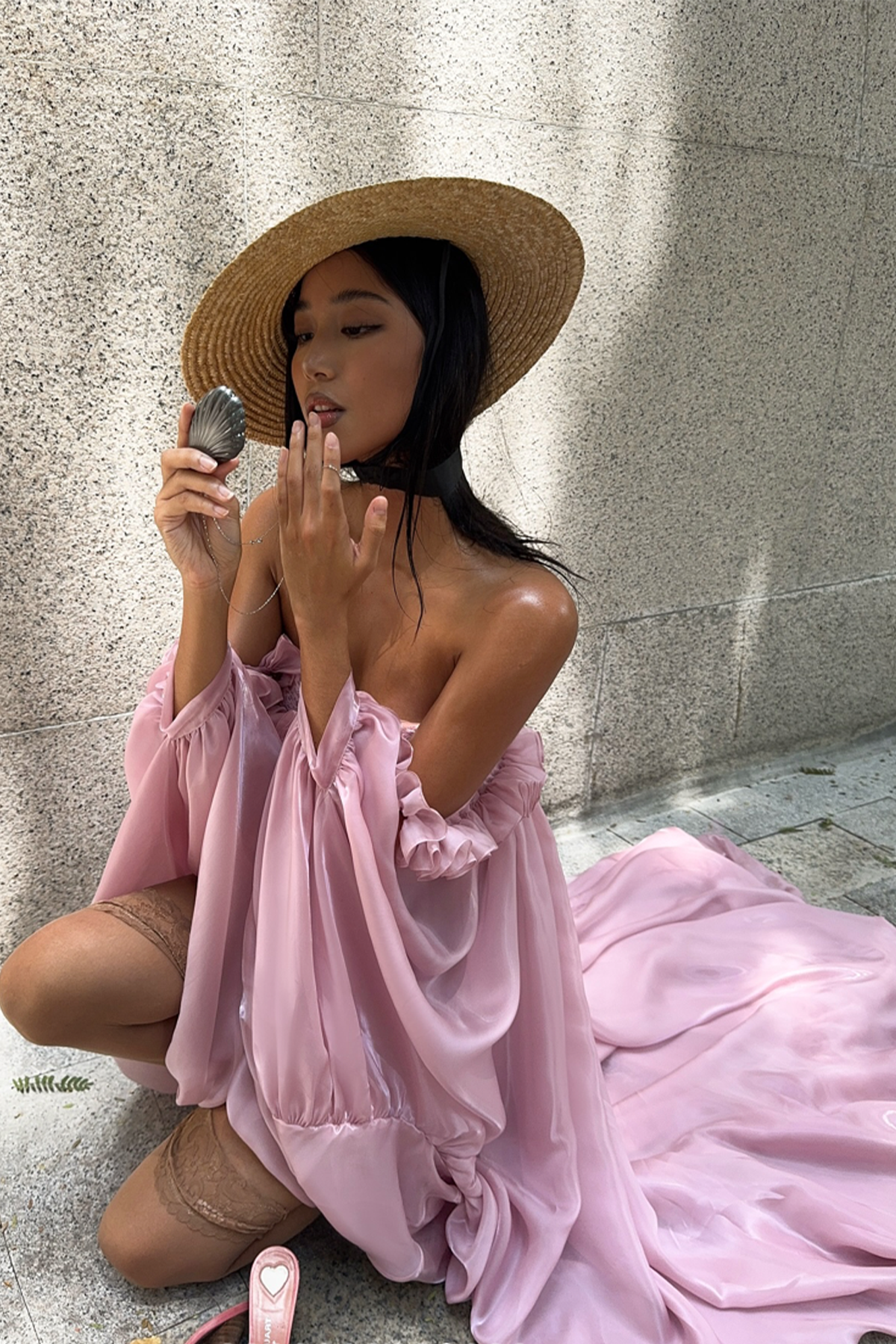 The Unapologetic Form: A Portrait of the Woman Behind Huelleyrose