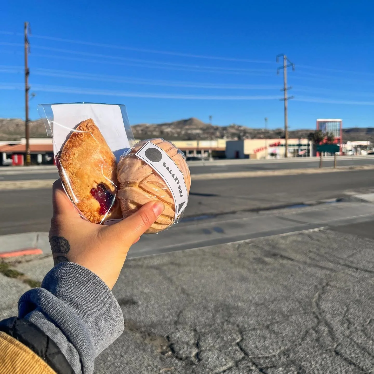 When I worked at the YV library I would go outside to behold Shoe City at magic hour&hellip;. Anyway hand pies and conchas are at @desierto_alto tell Arlene I sent ya