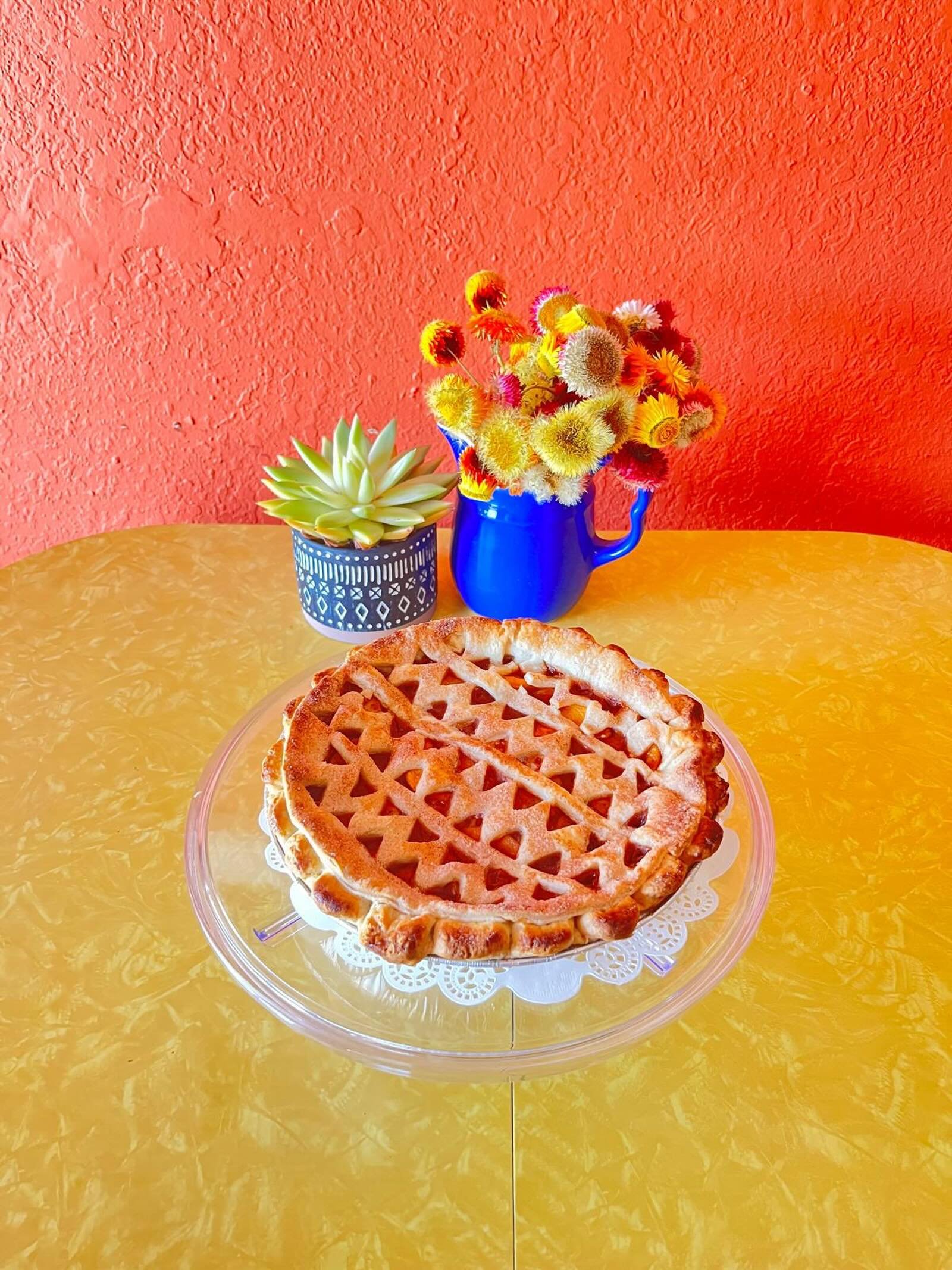 🌞💜🌞💜🌞💜🌞💜🌞
I love summer !!!!! Peach is back!!! Plus a variation on it that is Peach Jamberry pie. If you&rsquo;ve had the Pepper Jamberry you know it&rsquo;s a lil spicy. There&rsquo;s some vegan peach jamberry hand pies at @desiertoalto tod