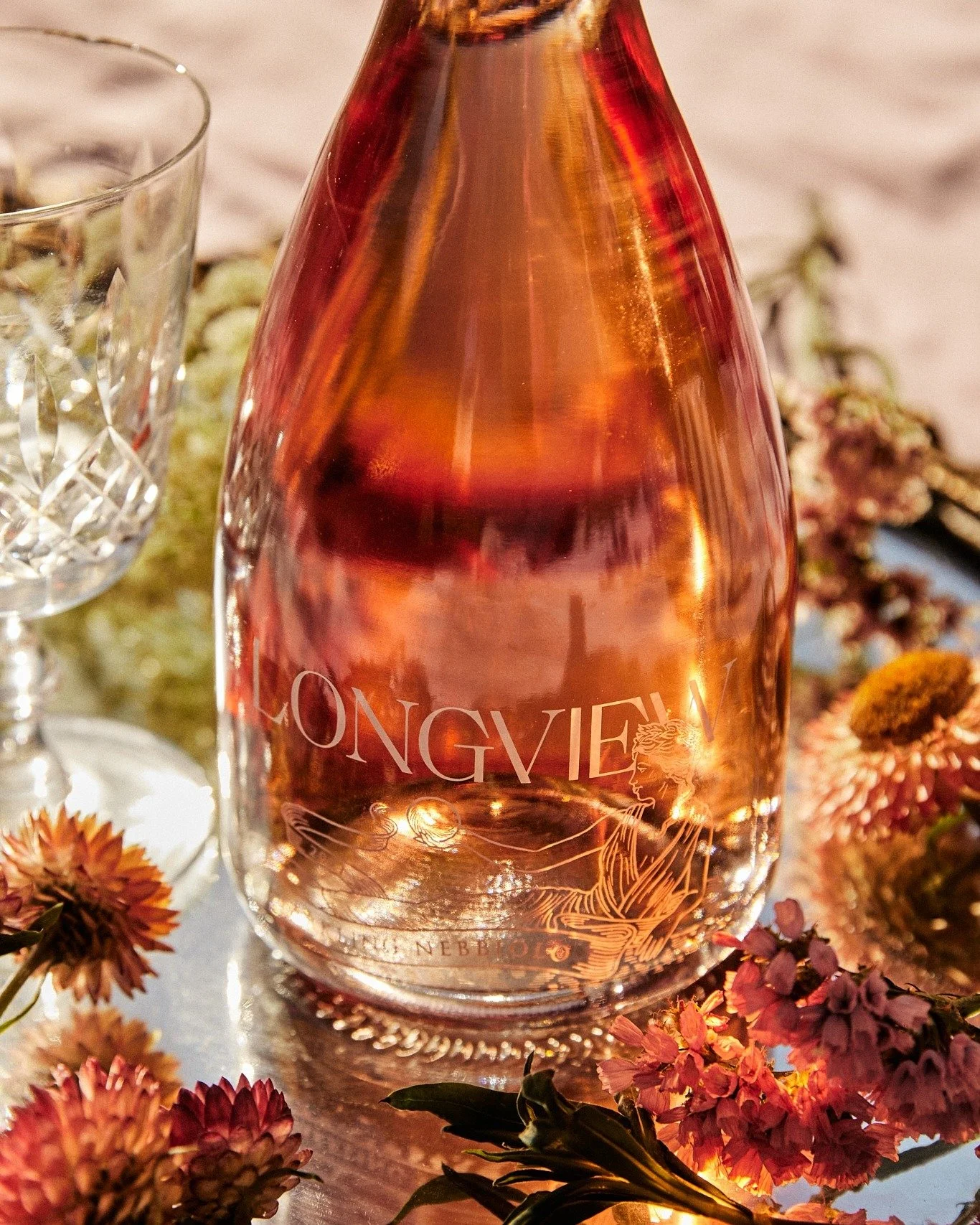 🌸 FORTUNA Sparkling Nebbiolo 2024 🌸
It might not feel like spring today… but one sip of Fortuna and you’ll be transported there. ✨
Bursting with cherry, strawberry, and a touch of pink lady apple, this zippy sparkling Nebbiolo is pur