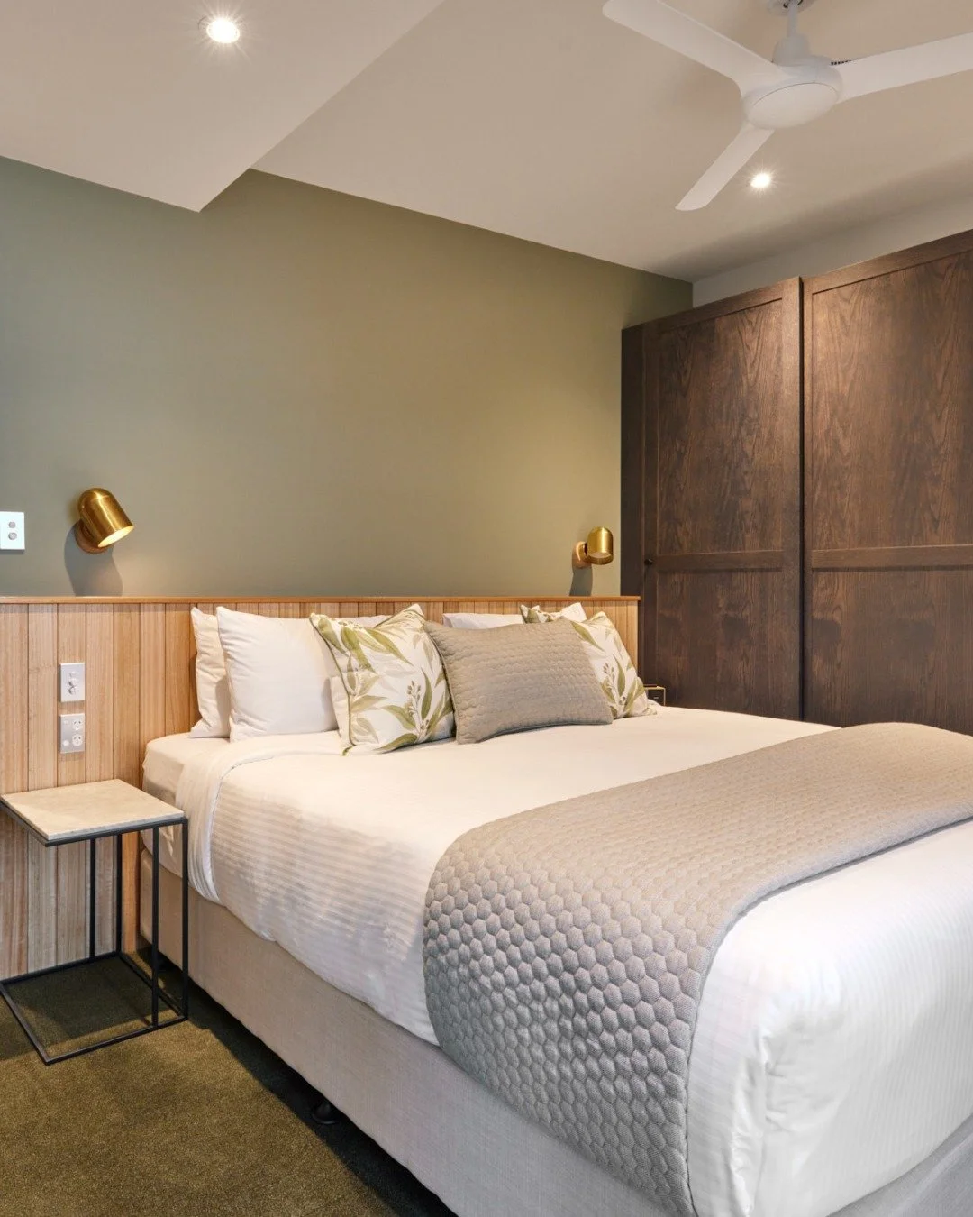 Escape to The Lodge at Longview 🤍

Featuring 4 bedrooms, 4 ensuites, open living spaces, a large outdoor deck, and private BBQ facilities, The Lodge is the perfect stay for families, large groups, work retreats and bridal parties.

With limited week