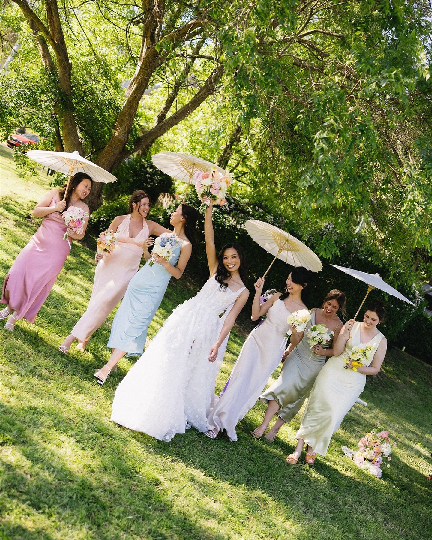 Katy + Max&rsquo;s bridal party was a special one last Sunday. Bringing in spring with some GORGEOUS pastel bridal dresses. Still cannot get over these sneak peaks 

@stonehurstweddings