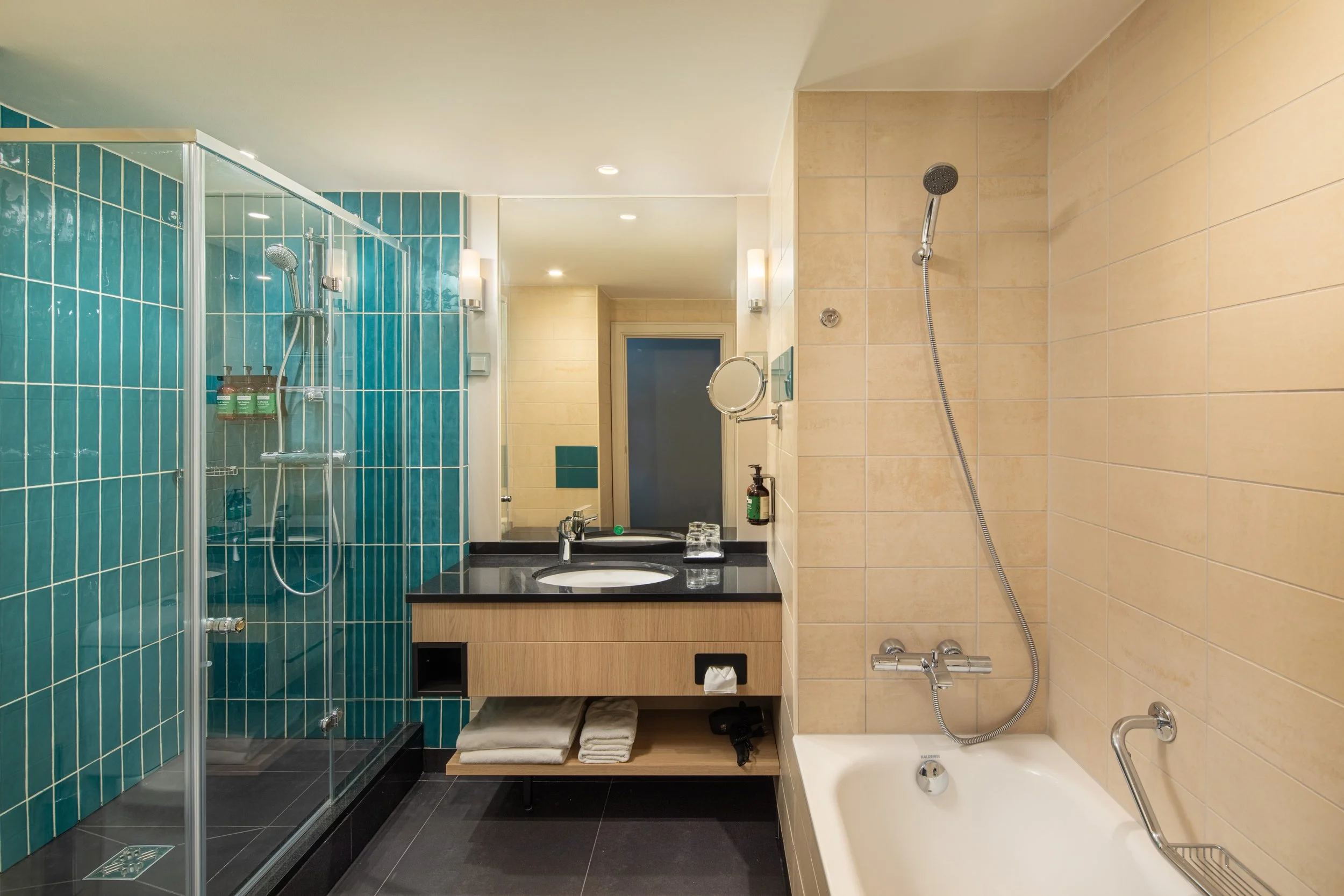 Bathroom 02.jpg