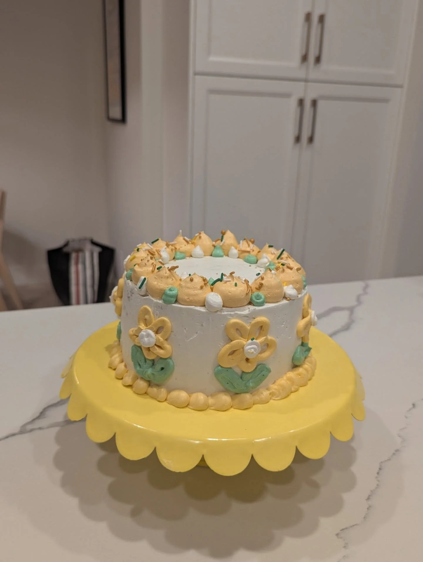 A little sunshine ☀️ pick me up on a 🌧️ rainy day

Gluten free vanilla cake 🎂
Dairy free lemon vanilla pudding 🍋 
Vegan Lemon curd buttercream 🧈