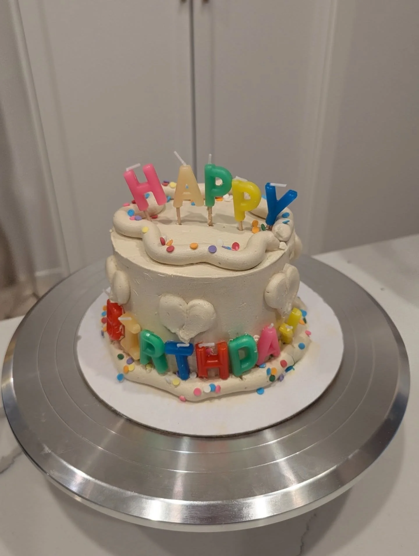 🍰🎂A special little birthday cake 🍰🎂 

For my fiance 💕 it's his birthday 🎊🎂
@wes_chew 
so Frankie and I whipped a little something up

Gluten free, dairy free chocolate cake
Dairy free caramel buttercream 
Caramelized bananas🍌 

Frankie approv