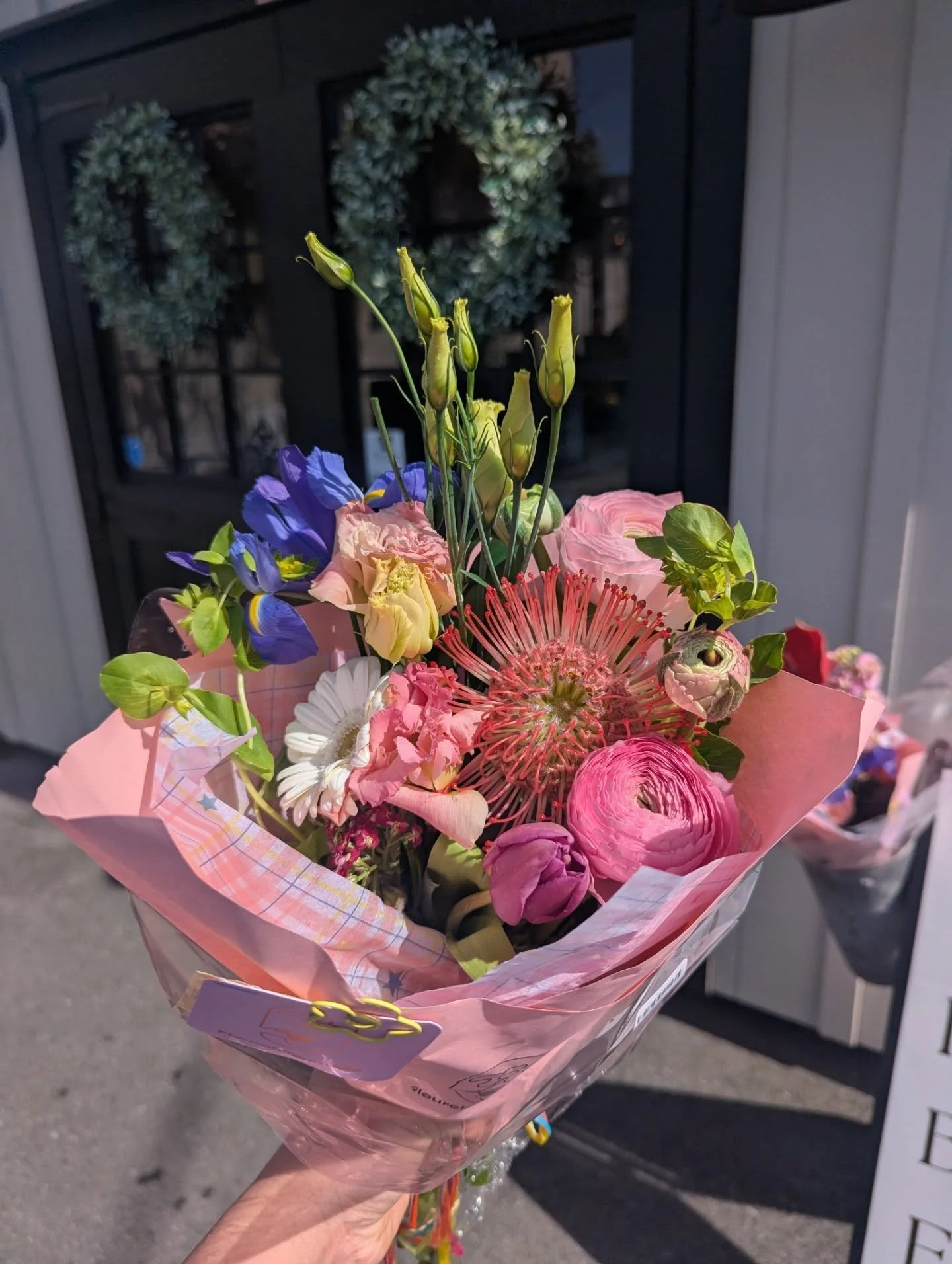 ​ There is nothing like a fresh bundle of blooms to brighten the day. Each one of these has its own personality, but together? Pure magic✨✨✨🌷💐

​Here&rsquo;s what&rsquo;s inside this beauty:

​Pincushion Protea: That bold, sunset-orange "starb