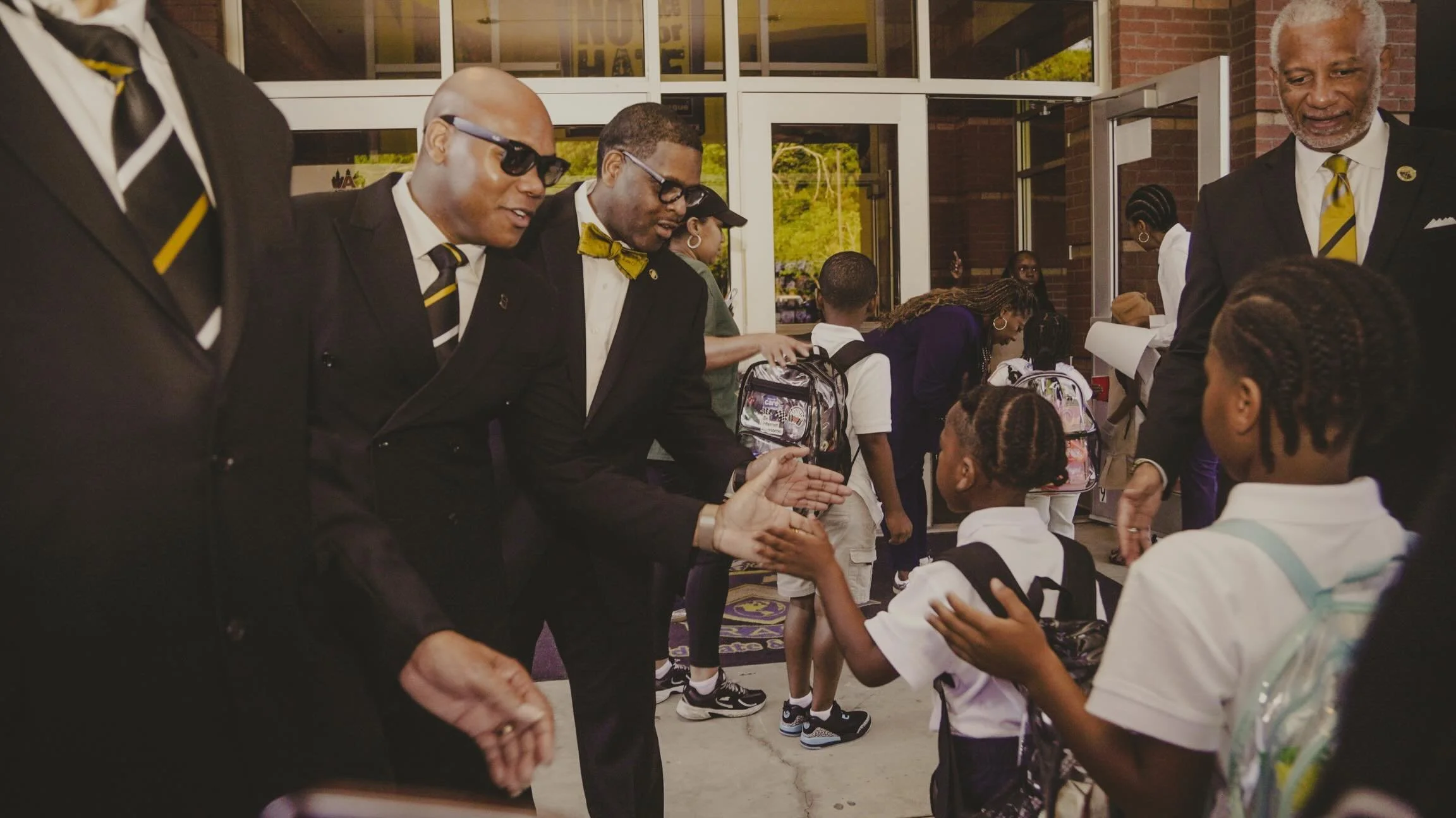 🚌SCHOOL IS BACK IN SESSION!!!!!

The Brothers of the Eta Lambda came out to welcome the students at M. Agnes Jones Elementary School and Booker T. Washington High School back from the summer for the start of the year! Cheers to the start of a new sc