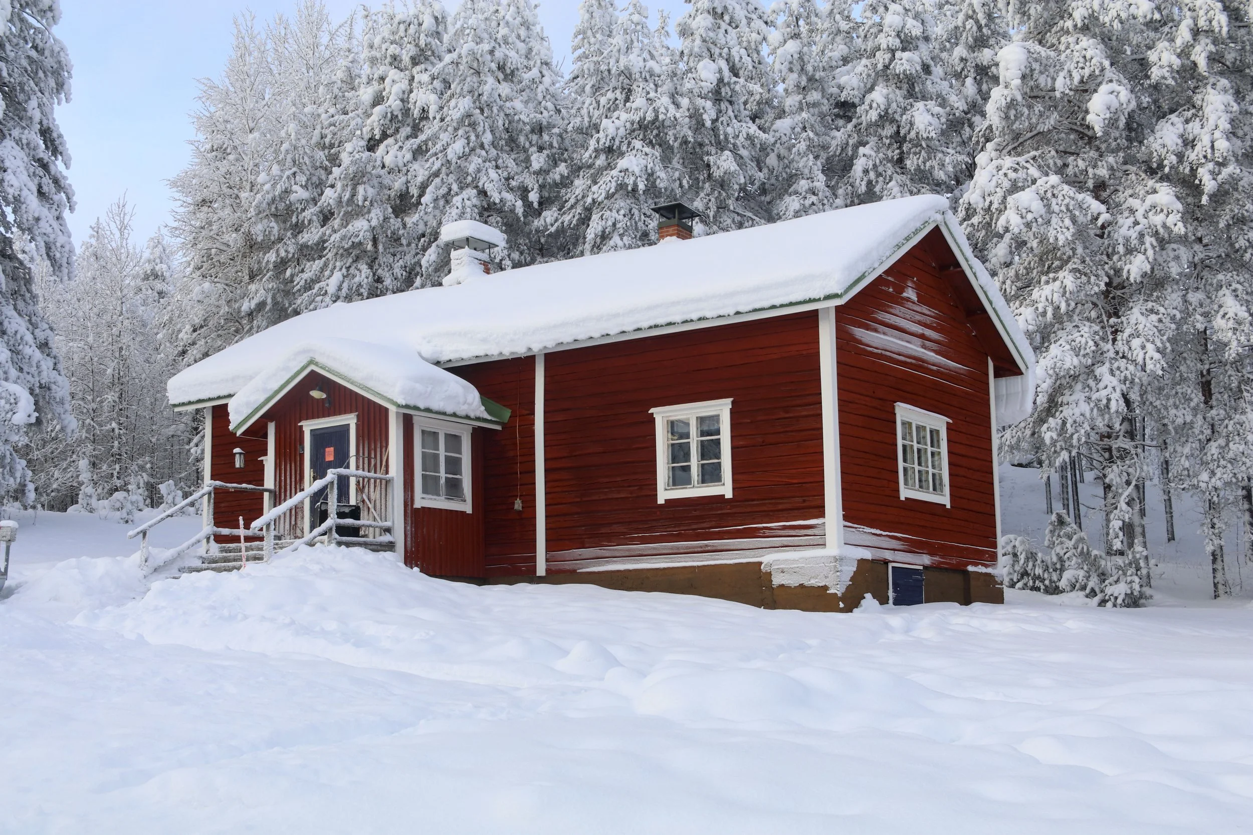 Portin pirtin päärakennus talvella. (Kuva: Liisa Kuittinen)
