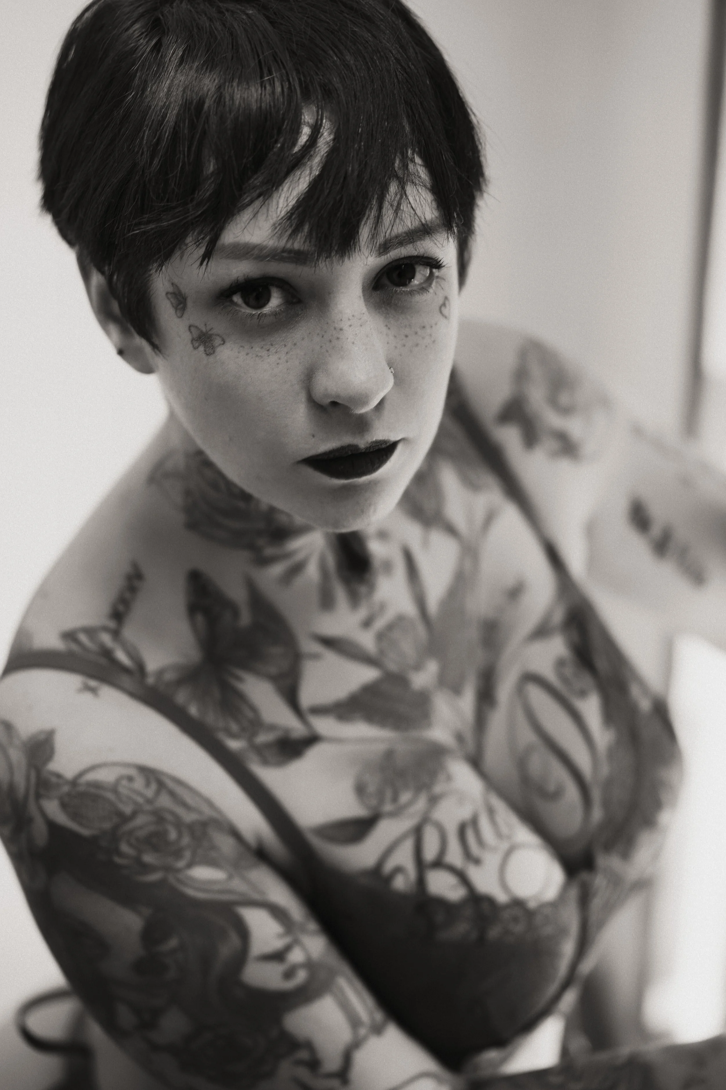 portrait-sexy-lingerie-poitrine-decollete-gros-plan-visage-regard-direct-noir-et-blanc-anne-gaelle-yoann-vareille-photographie-charme-sensualite-brive-correze-nouvelle-aquitaine.jpg