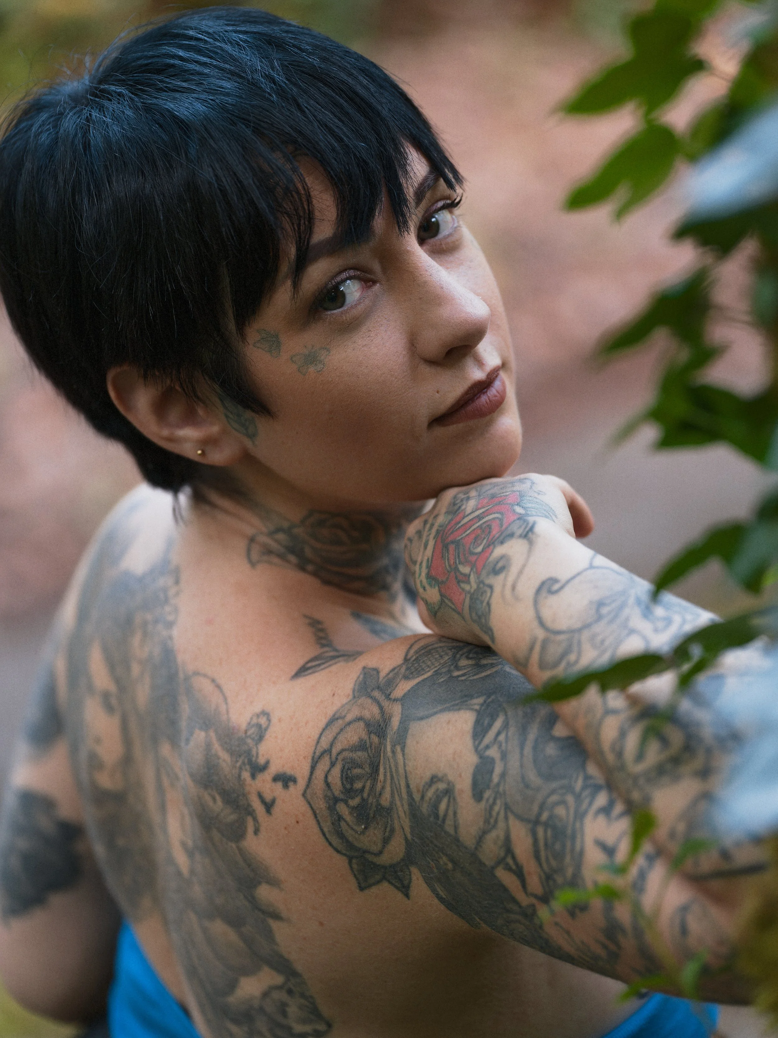 portrait-femme-tatouee-regard-epaule-exterieur-yoann-vareille-photographe-portrait-brive-correze-nouvelle-aquitaine.jpg