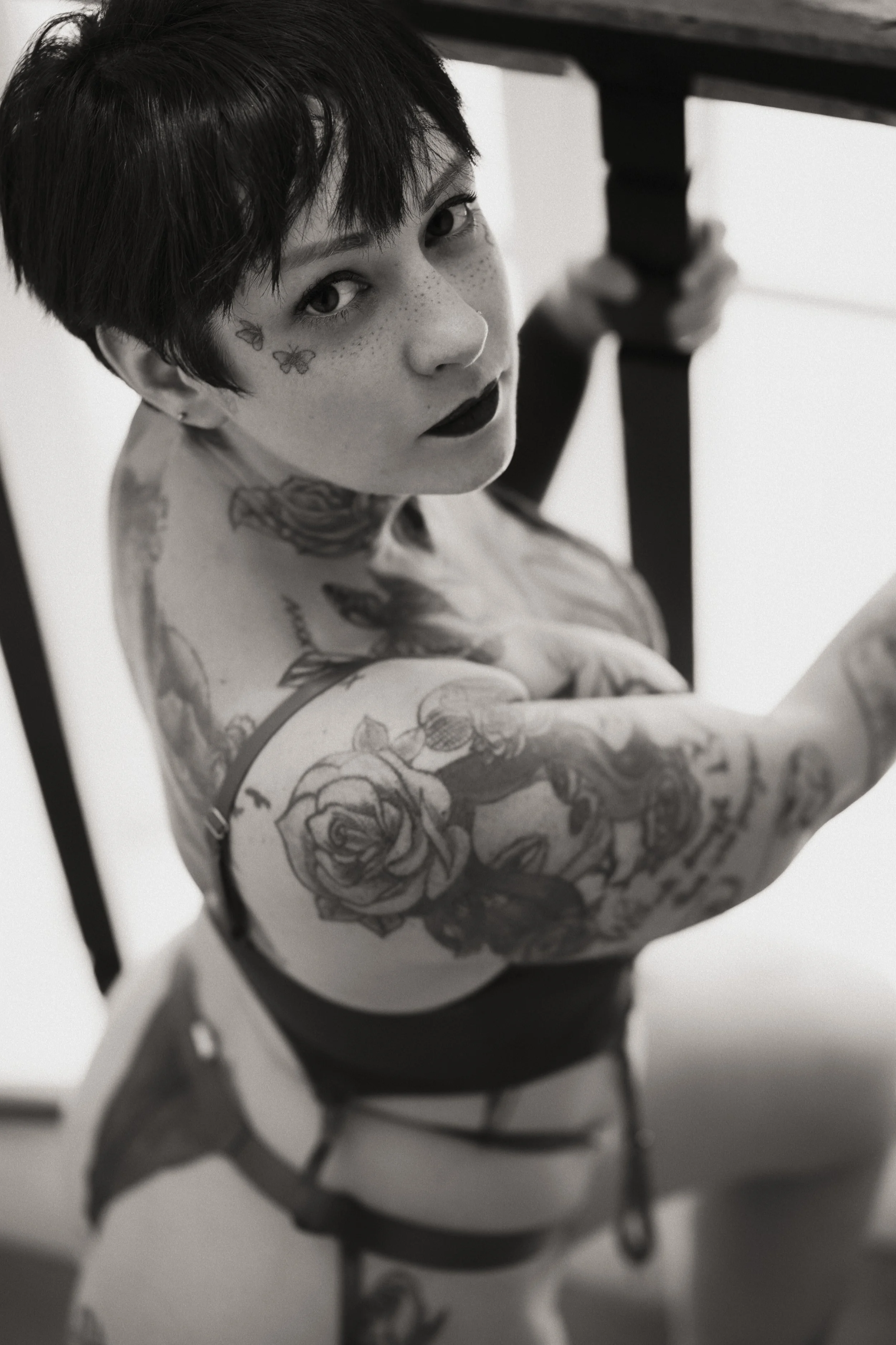 portrait-sexy-lingerie-string-fesses-poitrine-escalier-plongee-regard-intense-noir-et-blanc-anne-gaelle-yoann-vareille-photographie-charme-sensualite-brive-correze-nouvelle-aquitaine.jpg