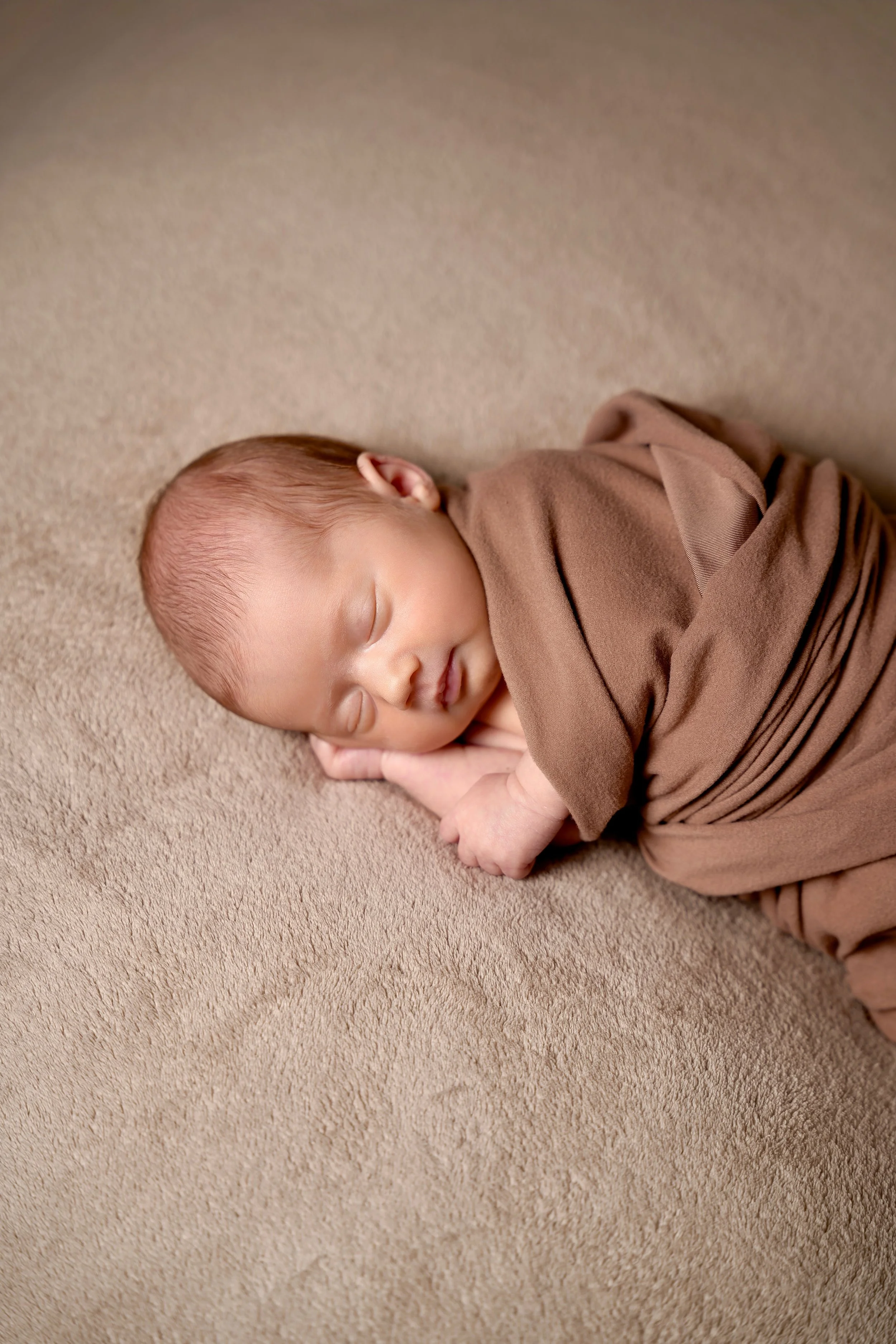 photo-nouveau-ne-emmaillote-dormant-studio-naissance-yoann-vareille-photographe-bebe-brive-correze-nouvelle-aquitaine.jpg