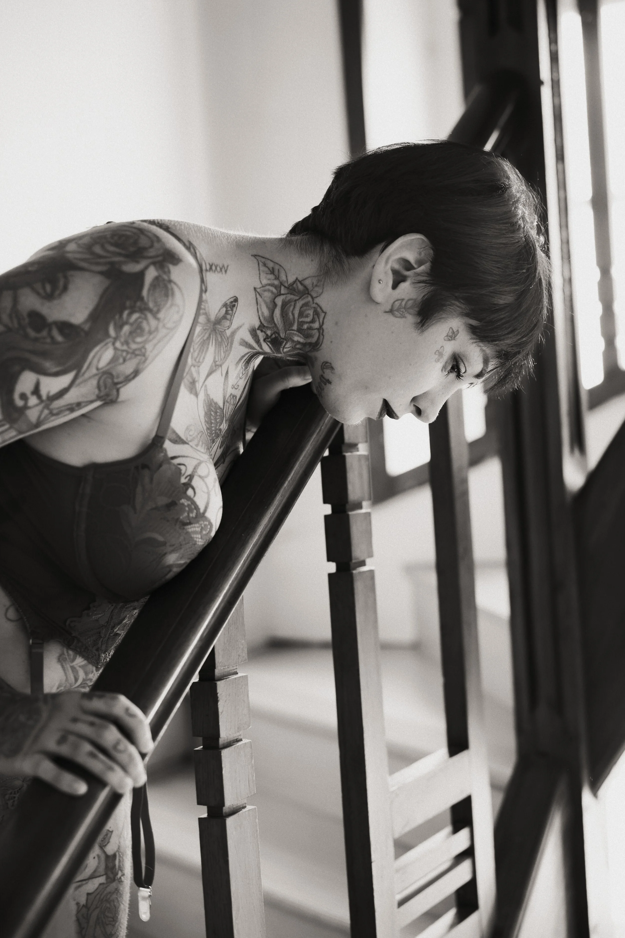 portrait-sexy-profil-rambarde-escalier-regard-vers-le-bas-noir-et-blanc-anne-gaelle-yoann-vareille-photographie-charme-sensualite-brive-correze-nouvelle-aquitaine.jpg