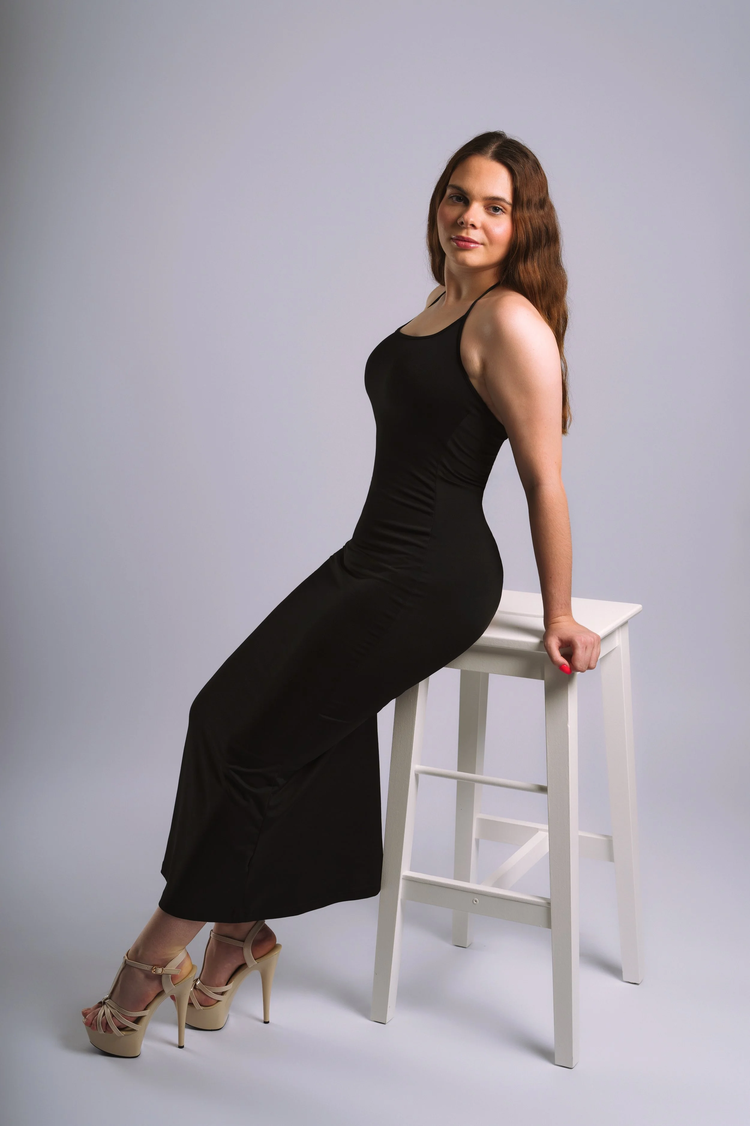 portrait-femme-tessa-baumard-robe-noire-chaise-haute-studio-elegance-yoann-vareille-photographe-brive-correze-nouvelle-aquitaine.jpg