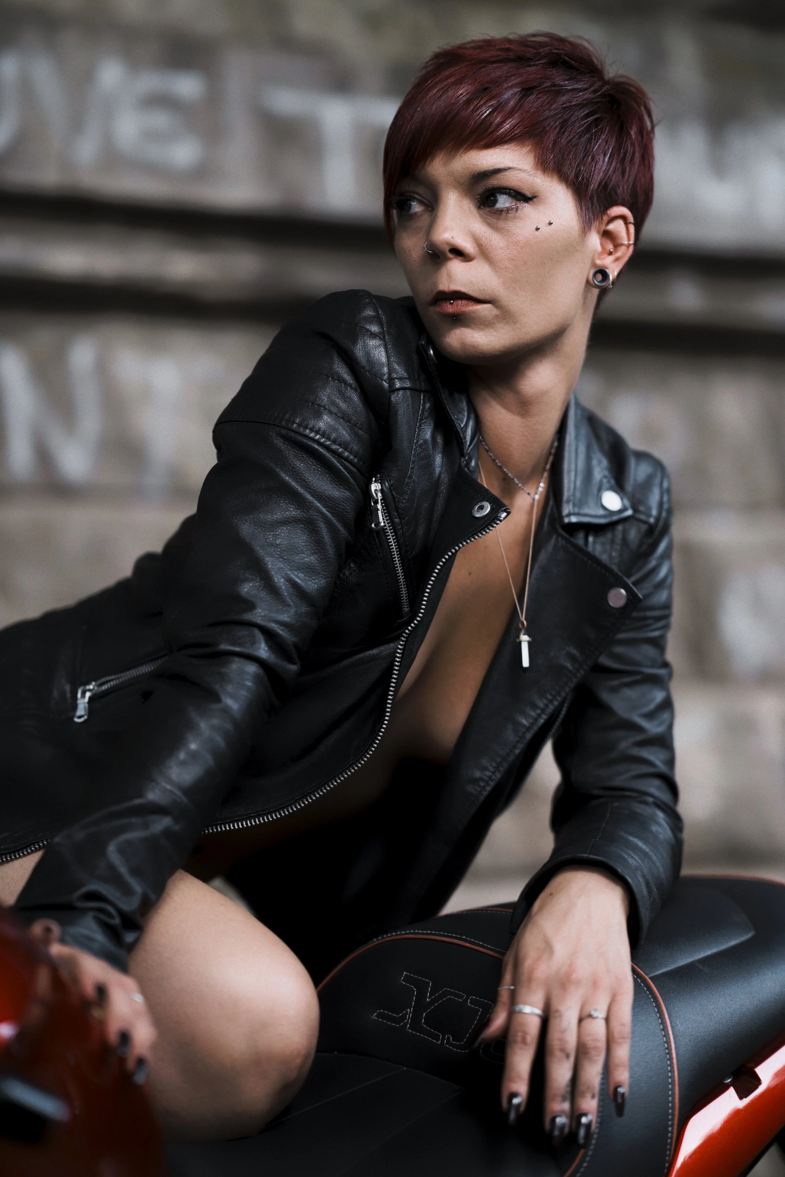 22-portrait-sexy-steffy-assise-moto-blouson-cuir-yoann-vareille-photographie-charme-sensualite-brive-correze-nouvelle-aquitaine.jpg