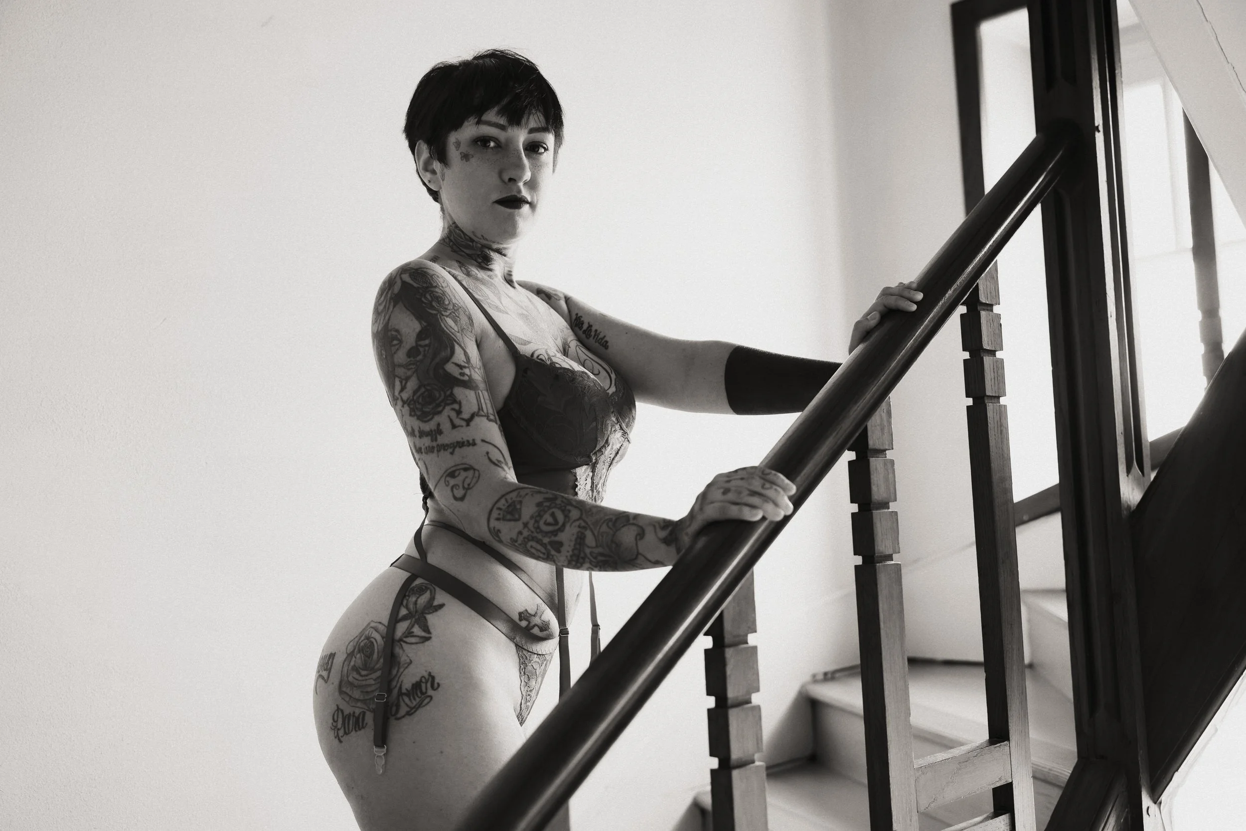 portrait-sexy-lingerie-string-escalier-debout-regard-camera-mains-noir-et-blanc-anne-gaelle-yoann-vareille-photographie-charme-sensualite-brive-correze-nouvelle-aquitaine.jpg
