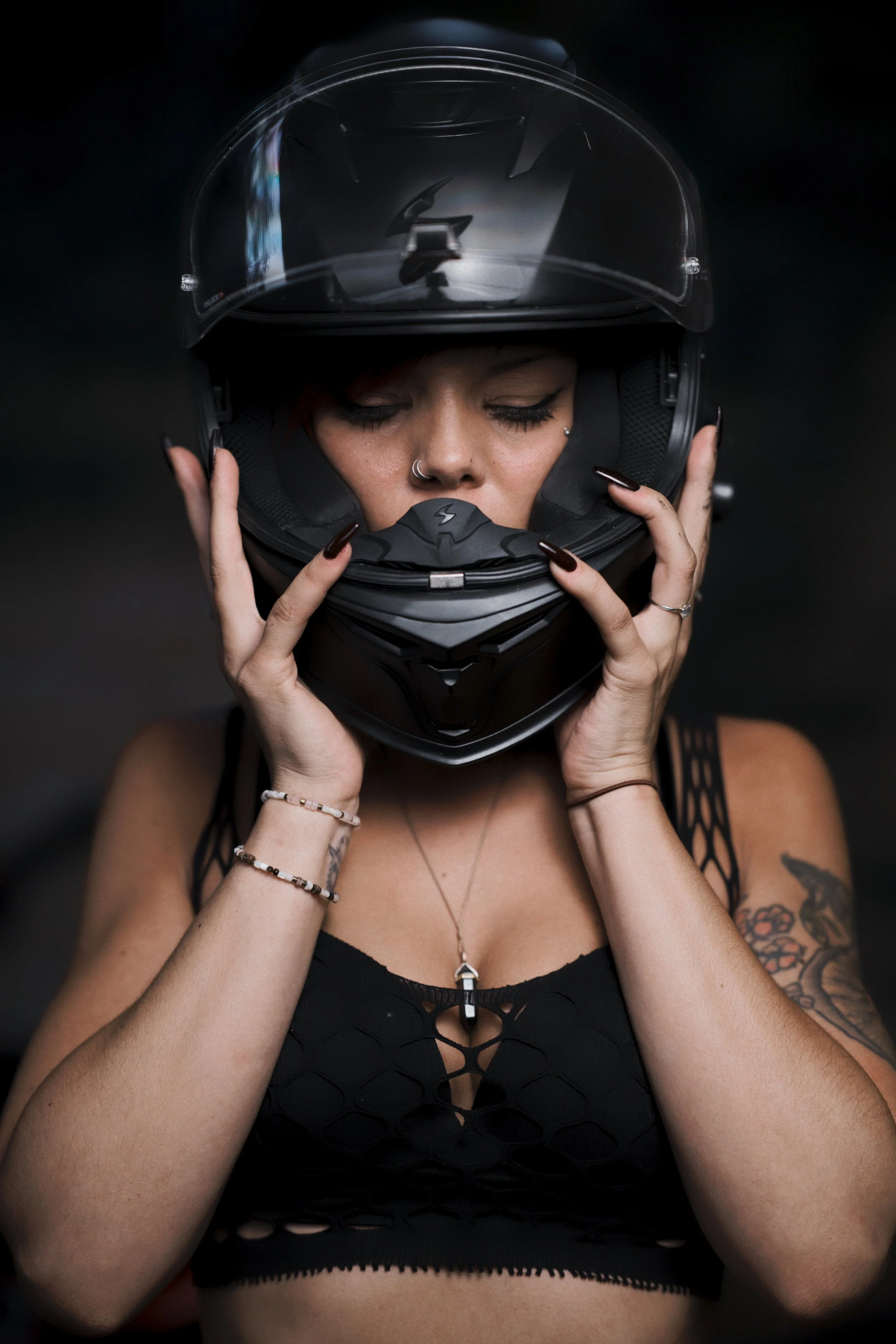 60-portrait-sexy-steffy-portrait-casque-yeux-fermes-yoann-vareille-photographie-charme-sensualite-brive-correze-nouvelle-aquitaine.jpg