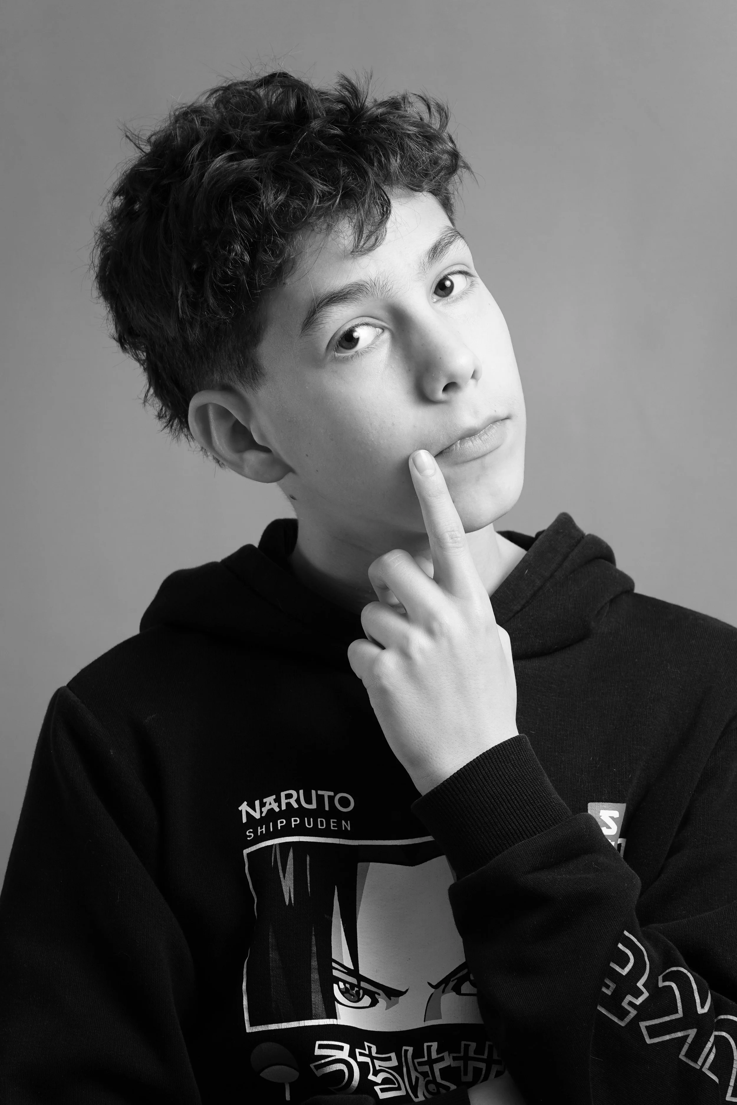 portrait-adolescent-noir-et-blanc-studio-expression-reflechie-yoann-vareille-photographe-brive-correze-nouvelle-aquitaine.jpg