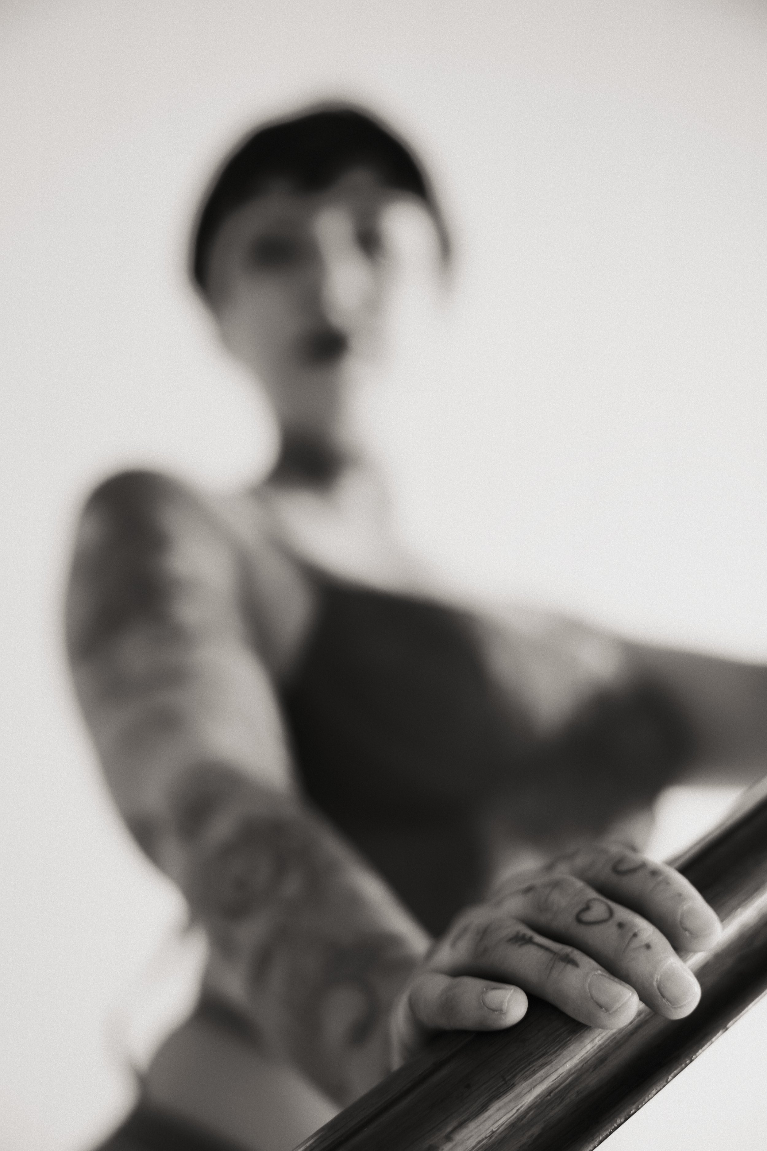 portrait-sexy-gros-plan-main-rambarde-profondeur-de-champ-noir-et-blanc-anne-gaelle-yoann-vareille-photographie-charme-sensualite-brive-correze-nouvelle-aquitaine.jpg