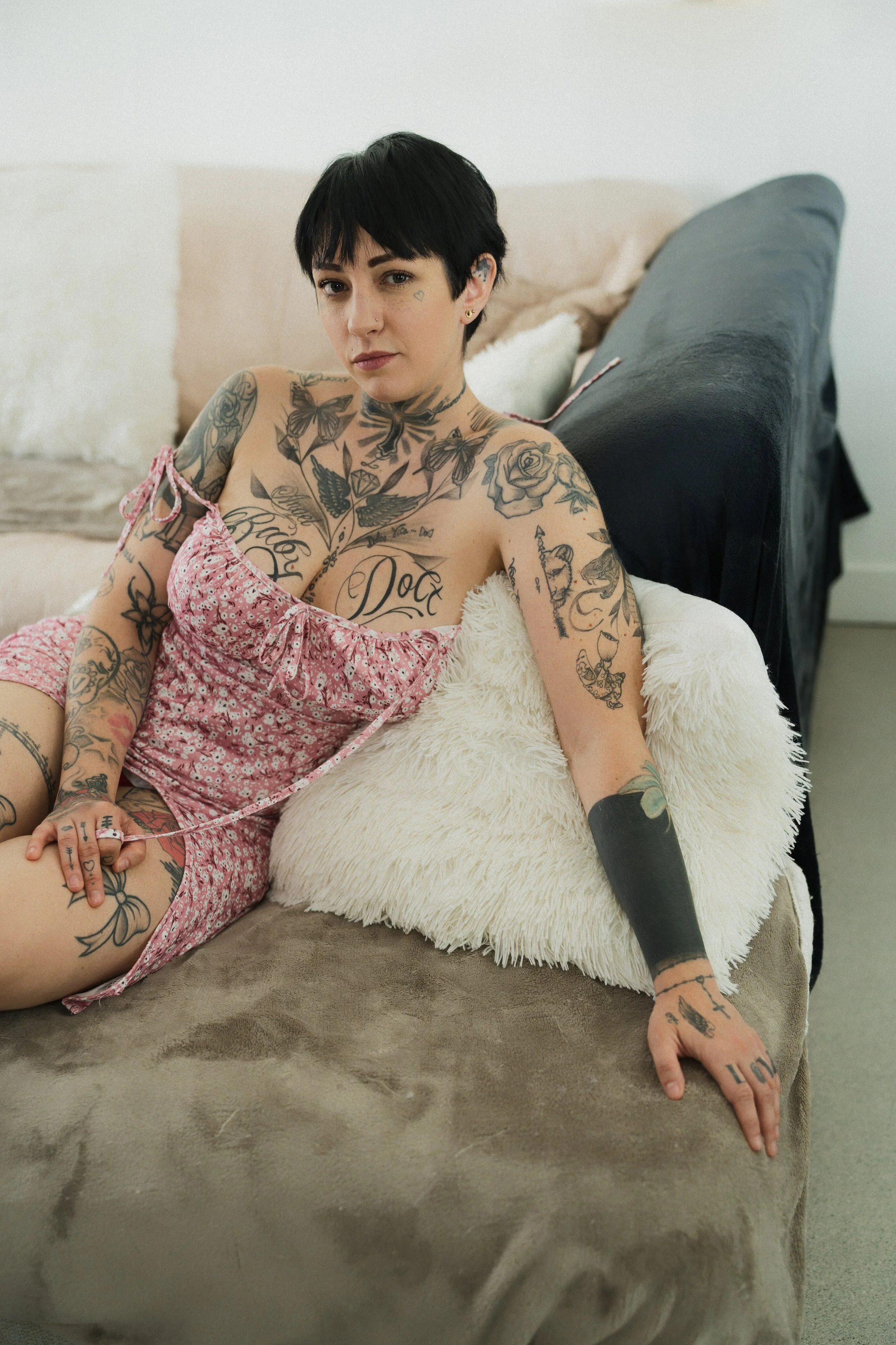 11-portrait-sexy-mode-anne-gaelle-fauteuil-robe-rose-fleurie-poitrine-decollete-yoann-vareille-photographie-charme-sensualite-brive-correze.jpg
