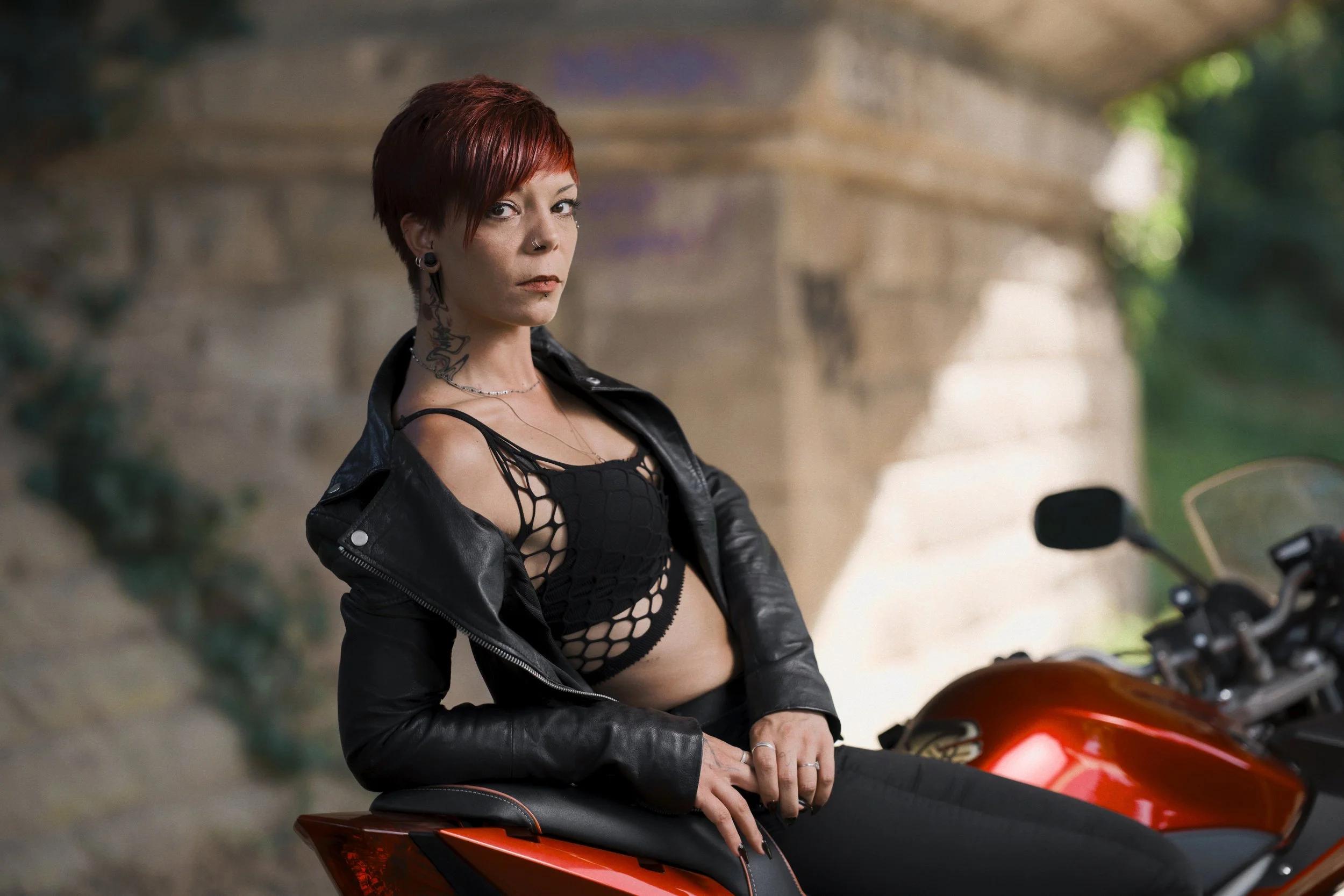 04-portrait-sexy-steffy-assise-sur-moto-yoann-vareille-photographie-charme-sensualite-brive-correze-nouvelle-aquitaine.jpg