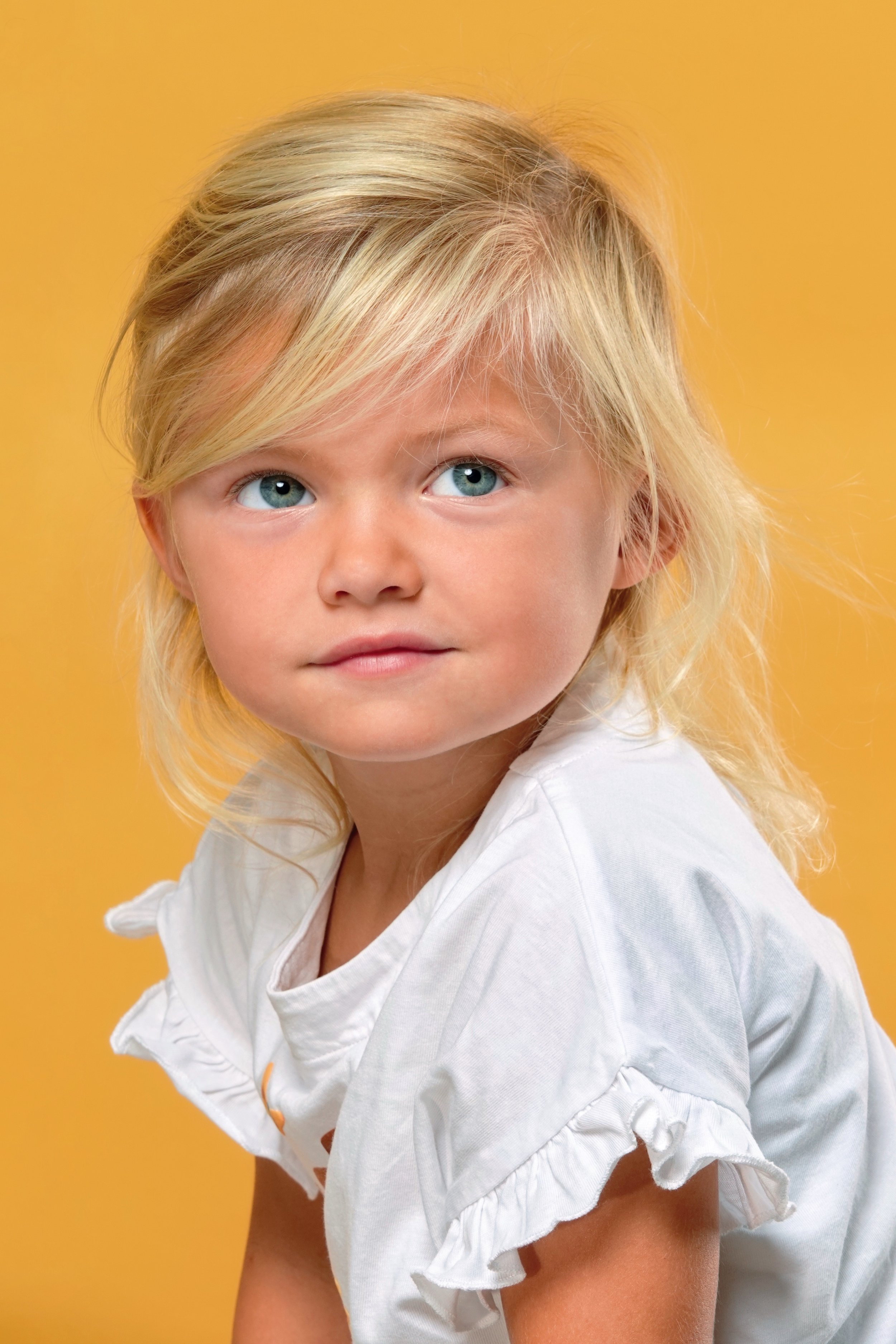 portrait-enfant-fille-blonde-studio-fond-jaune-yoann-vareille-photographe-brive-correze-nouvelle-aquitaine.jpg