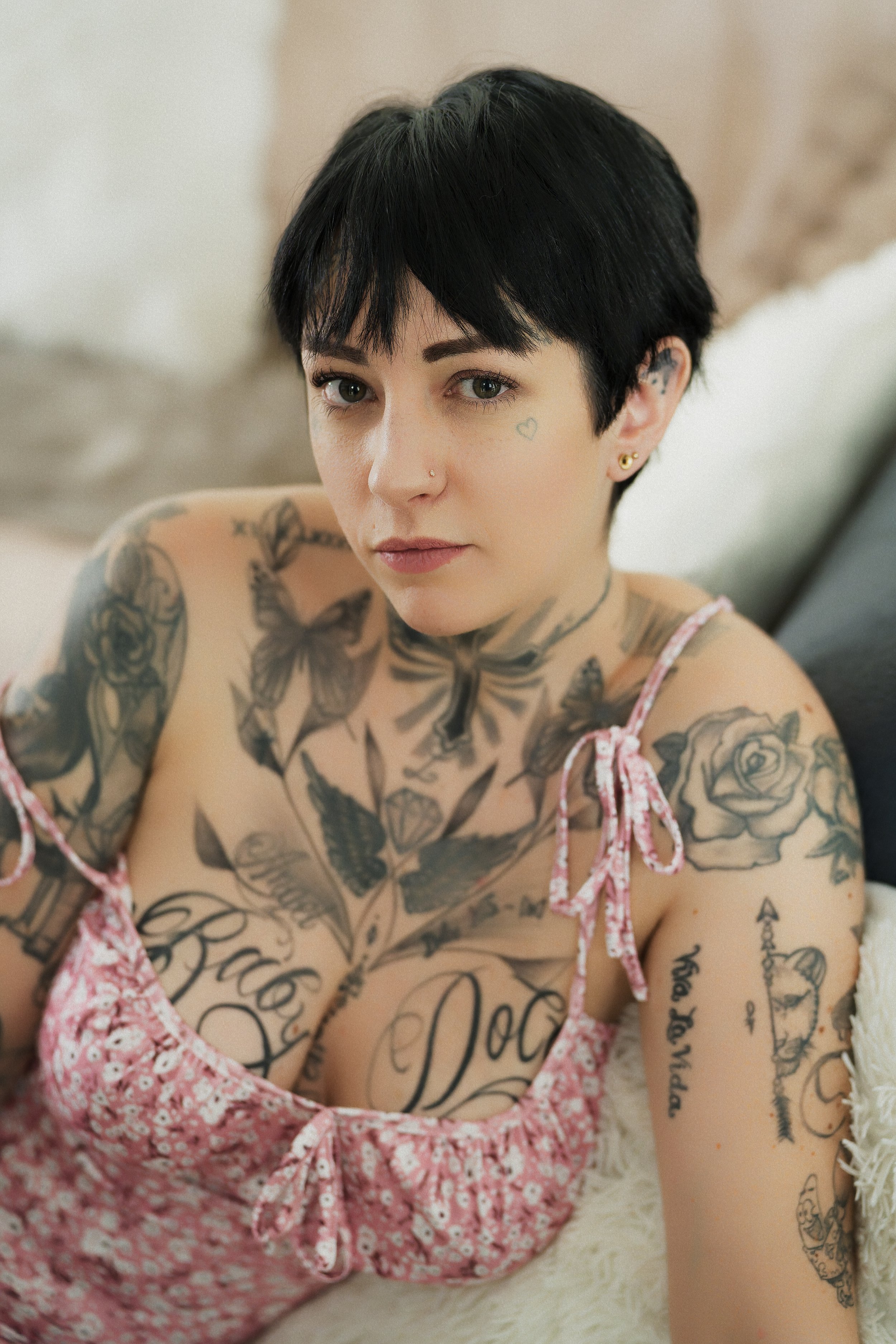 13-portrait-sexy-serre-anne-gaelle-robe-rose-fleurie-poitrine-decollete-regard-intense-yoann-vareille-photographie-charme-sensualite-brive-correze.jpg