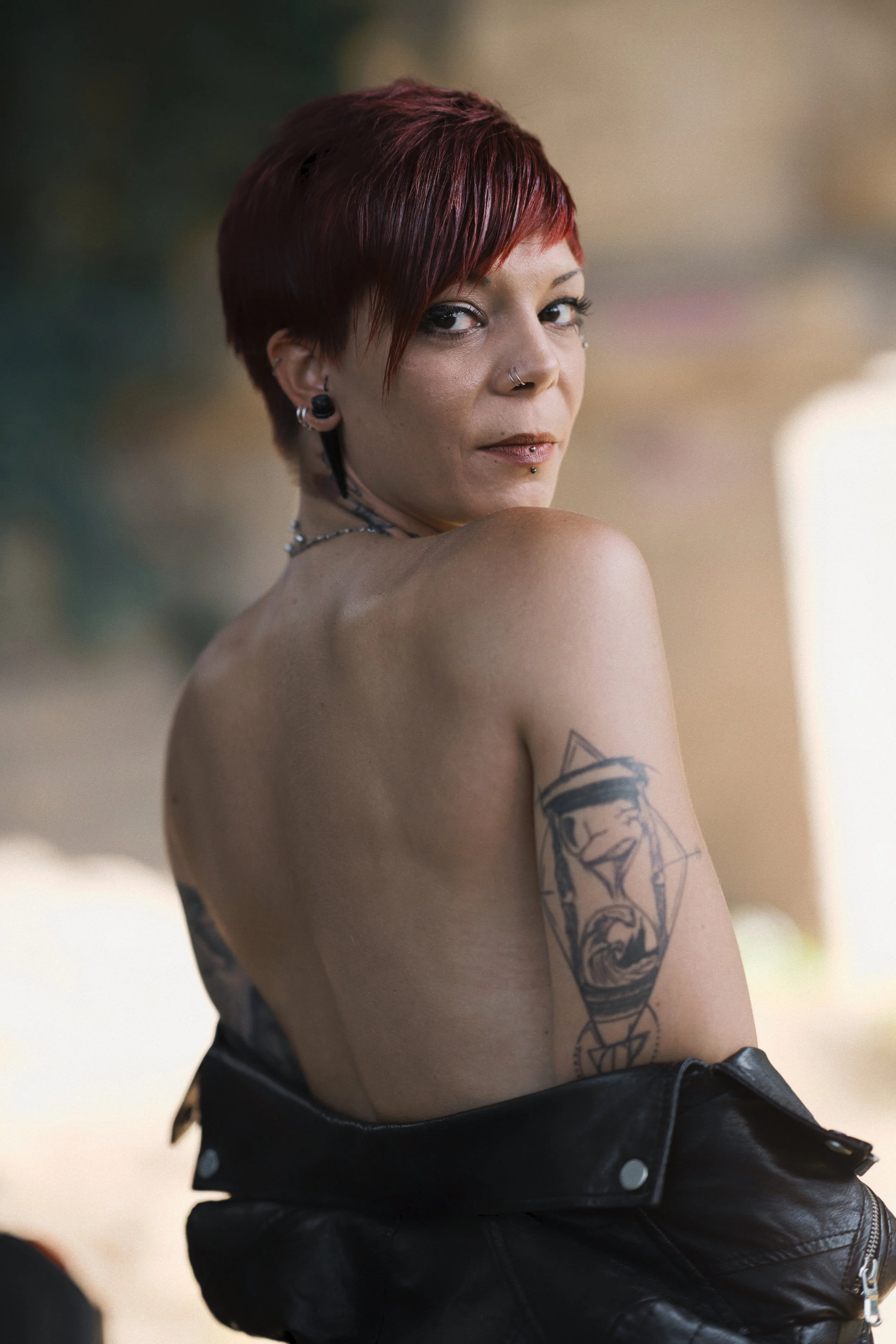 13-portrait-sexy-steffy-dos-nu-regard-yoann-vareille-photographie-charme-sensualite-brive-correze-nouvelle-aquitaine.jpg