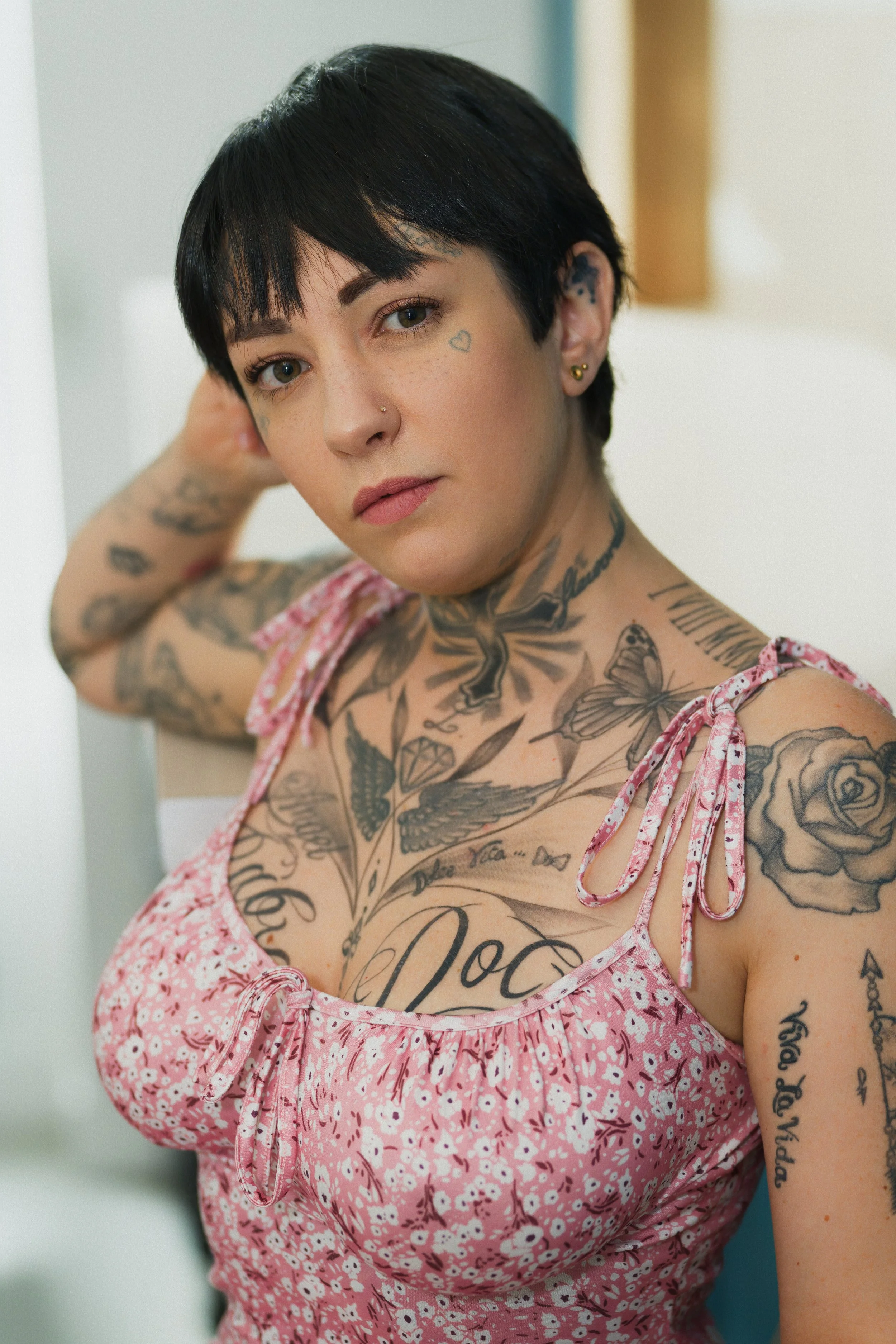 08-portrait-sexy-beaute-anne-gaelle-regard-camera-robe-rose-fleurie-yoann-vareille-photographie-charme-sensualite-brive-correze-nouvelle-aquitaine.jpg
