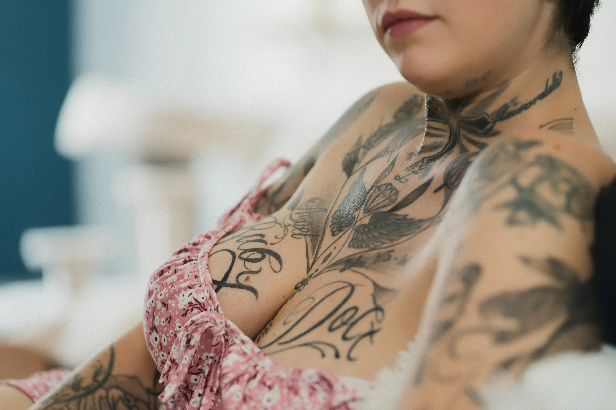 09-portrait-sexy-gros-plan-femme-tatouee-anne-gaelle-robe-rose-poitrine-decolette-details-tatouages-yoann-vareille-photographie-charme-sensualite-brive-correze.jpg