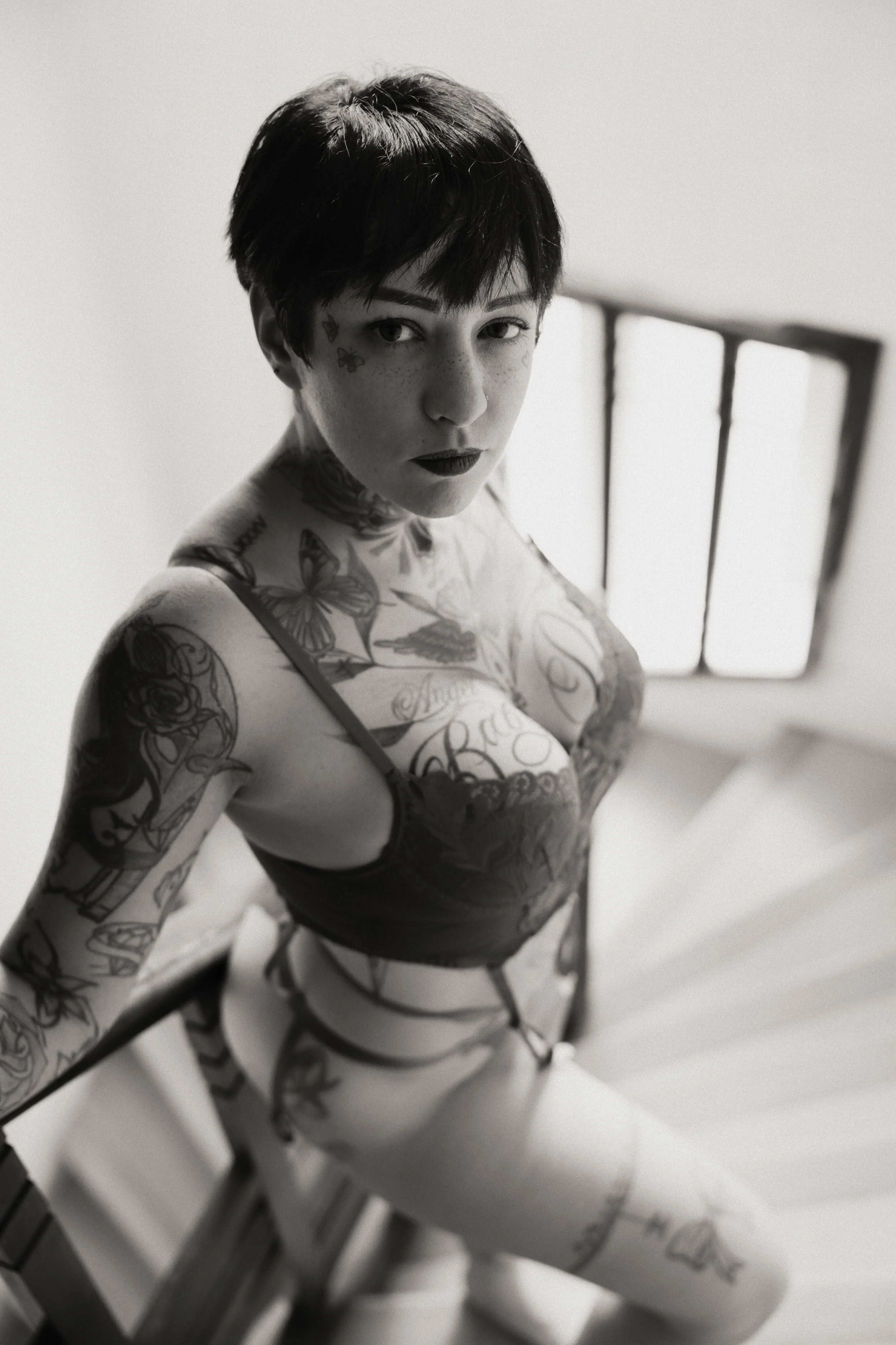 portrait-sexy-lingerie-poitrine-decollete-gros-plan-visage-regard-camera-escalier-noir-et-blanc-anne-gaelle-yoann-vareille-photographie-charme-sensualite-brive-correze-nouvelle-aquitaine.jpg