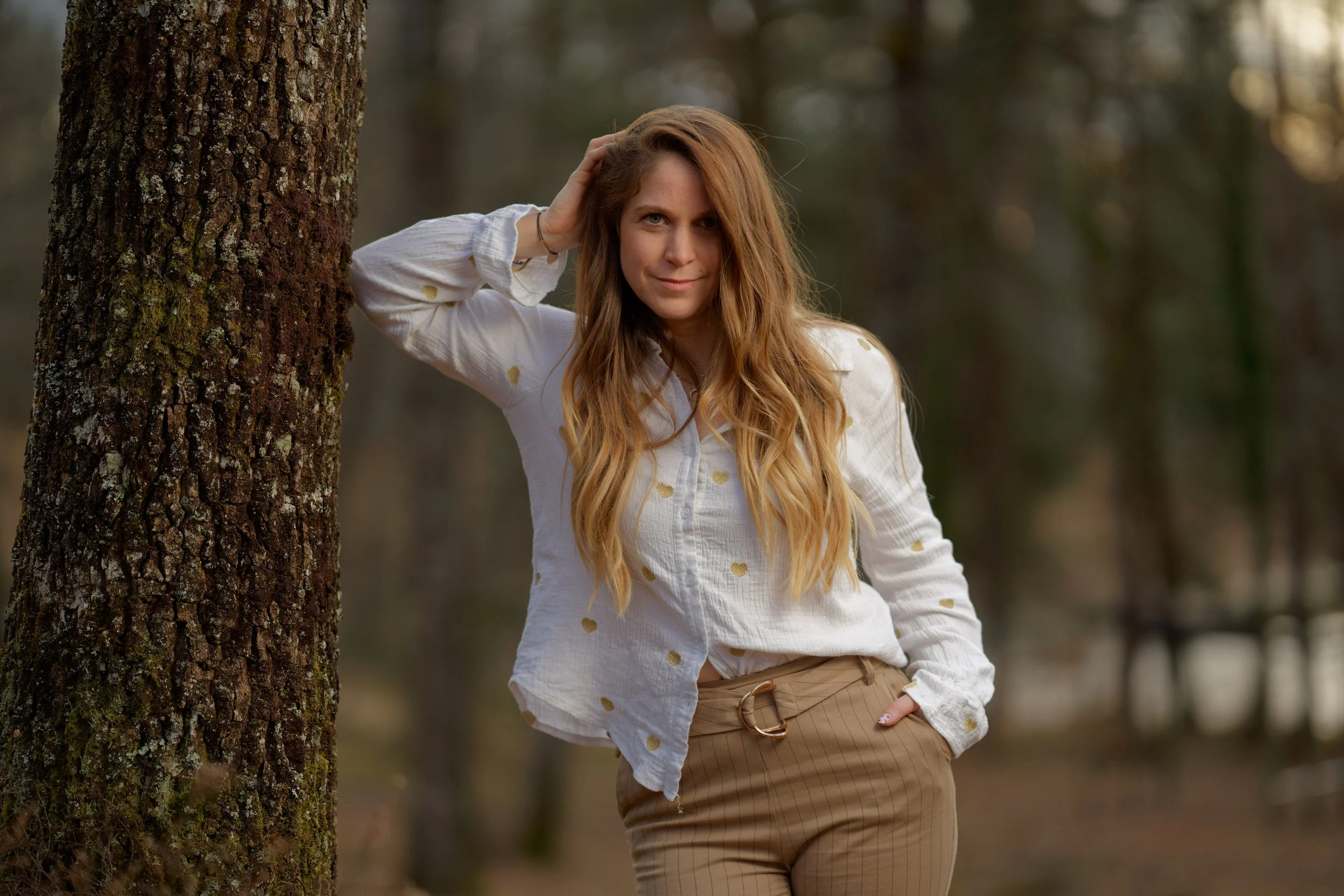 portrait-femme-elsa-meizaud-foret-arbre-pose-debout-lumiere-douce-yoann-vareille-photographe-brive-correze-nouvelle-aquitaine.jpg