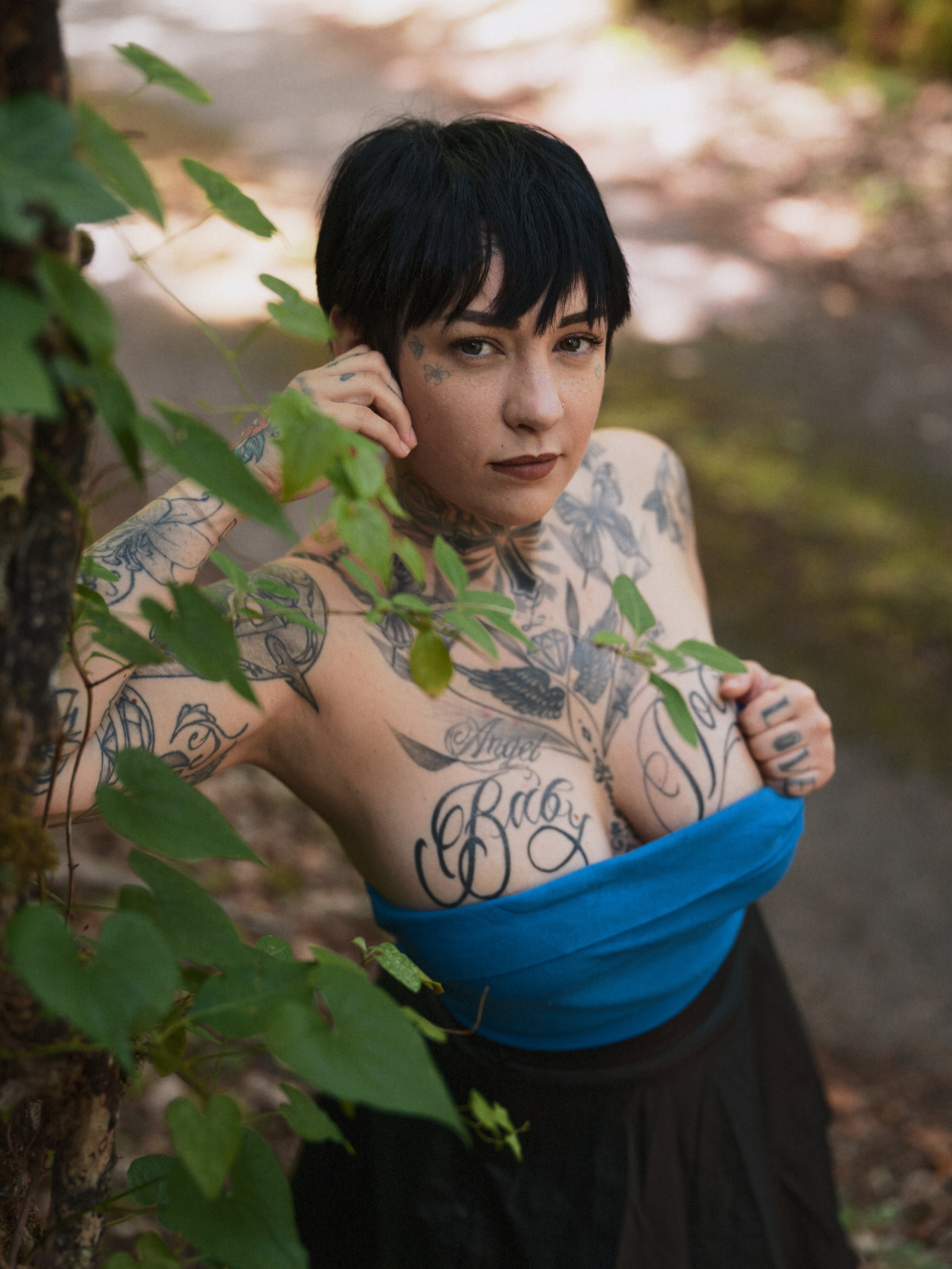 portrait-femme-tatouee-exterieur-nature-yoann-vareille-photographe-portrait-brive-correze-nouvelle-aquitaine.jpg