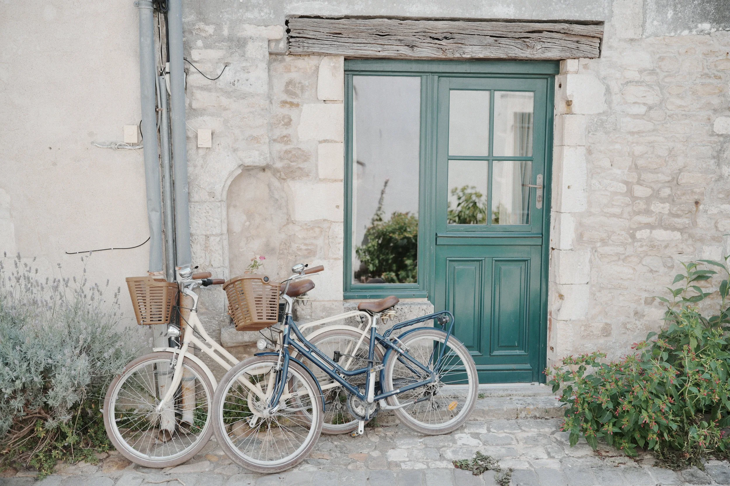velos-porte-maison-pierre-ile-de-re-architecture-patrimoine-rue-pittoresque-yoann-vareille-photographe-brive-correze-nouvelle-aquitaine.jpg
