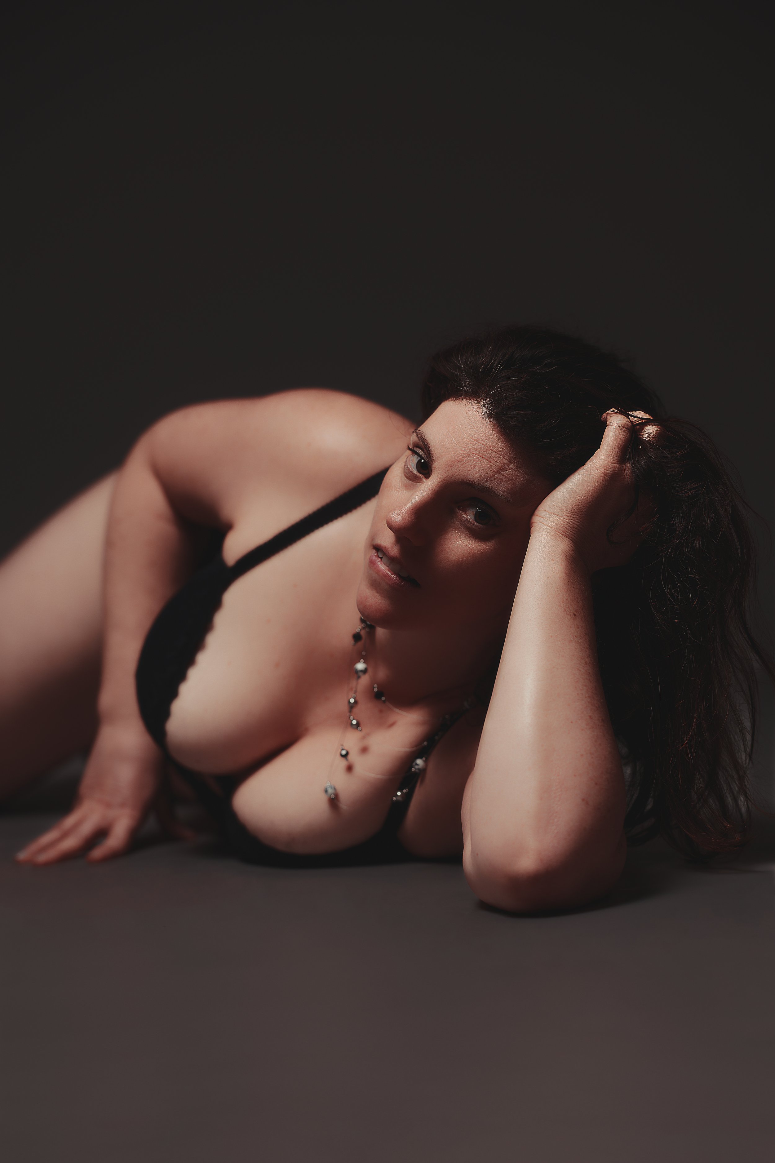 portrait-boudoir-femme-sandra-beurdouche-allongee-studio-yoann-vareille-photographe-brive-correze-nouvelle-aquitaine.jpg