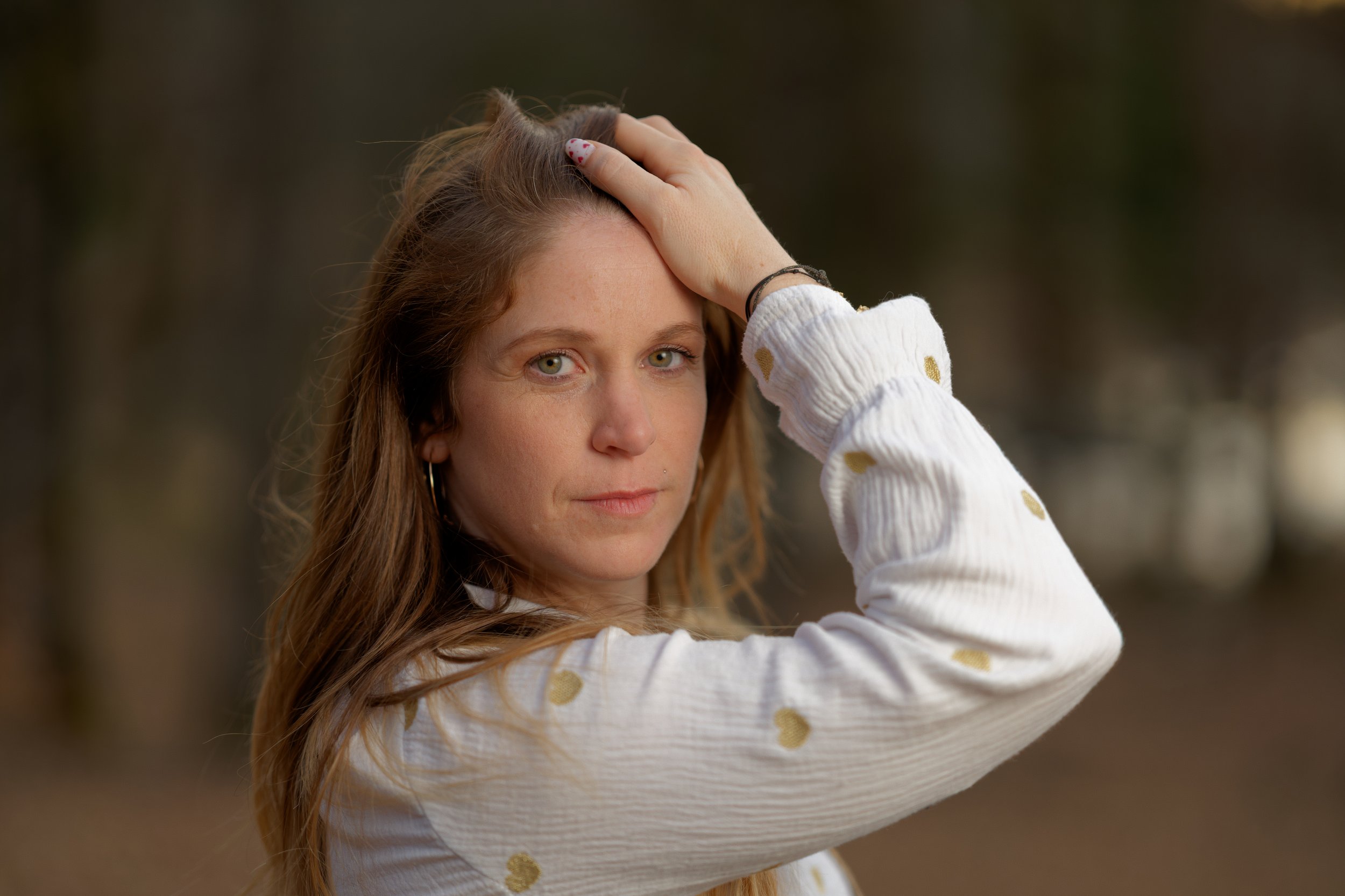 portrait-femme-foret-gros-plan-main-cheveux-regard-camera-bokeh-yoann-vareille-photographe-brive-correze-nouvelle-aquitaine.jpg