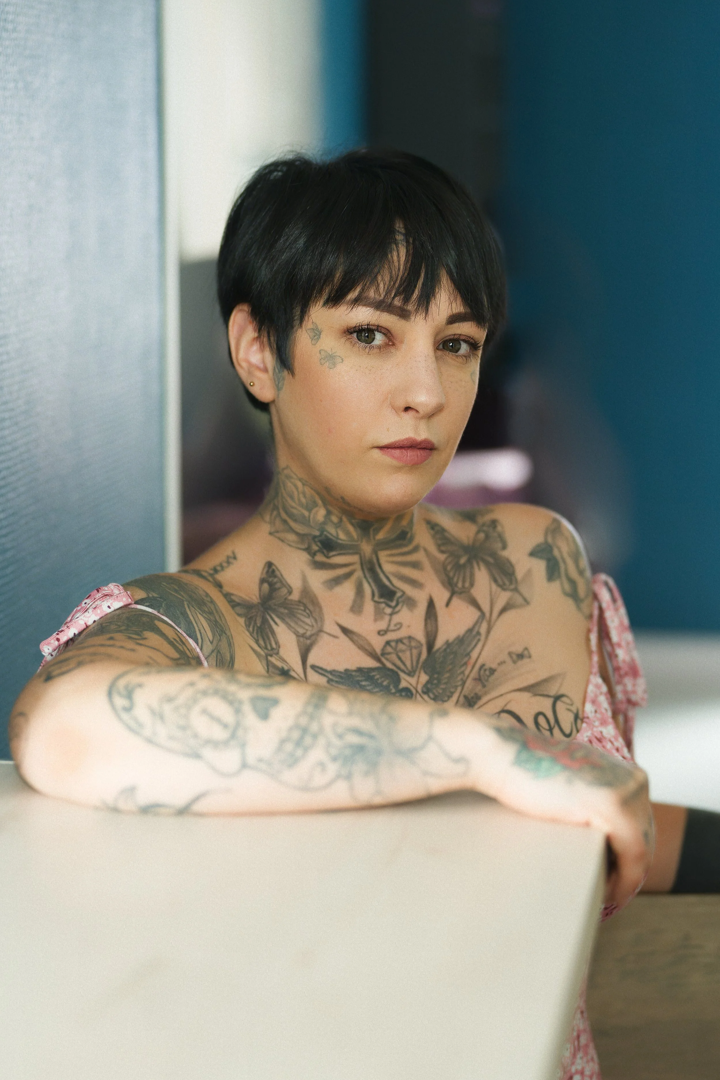 02-portrait-sexy-naturel-anne-gaelle-femme-tatouee-fauteuil-regard-intense-yoann-vareille-photographie-charme-sensualite-brive-correze.jpg