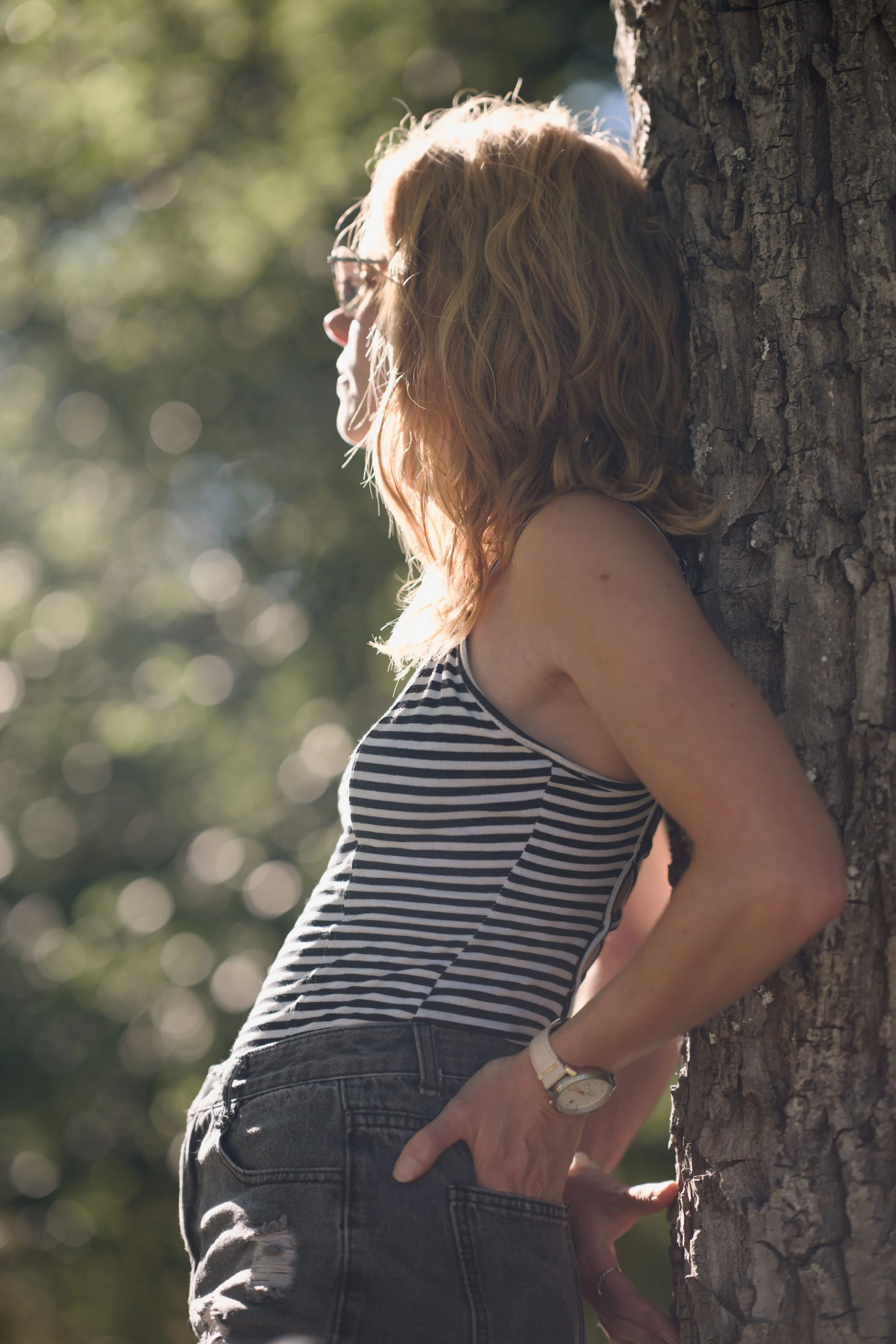portrait-femme-celine-berniere-contre-jour-arbre-profil-lumiere-naturelle-bokeh-yoann-vareille-photographe-brive-correze-nouvelle-aquitaine.jpg