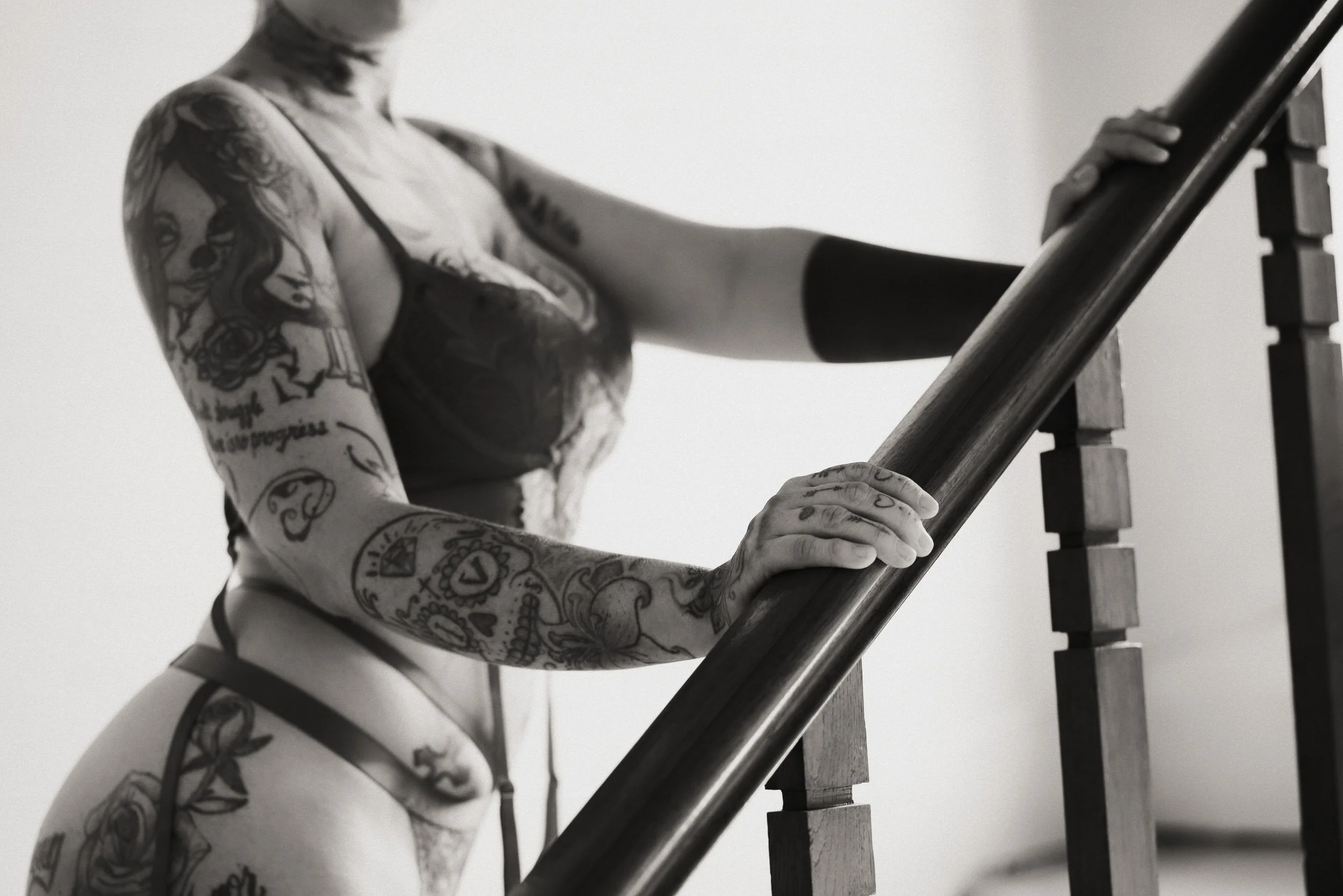 portrait-sexy-detail-mains-rambarde-escalier-noir-et-blanc-anne-gaelle-yoann-vareille-photographie-charme-sensualite-brive-correze-nouvelle-aquitaine.jpg