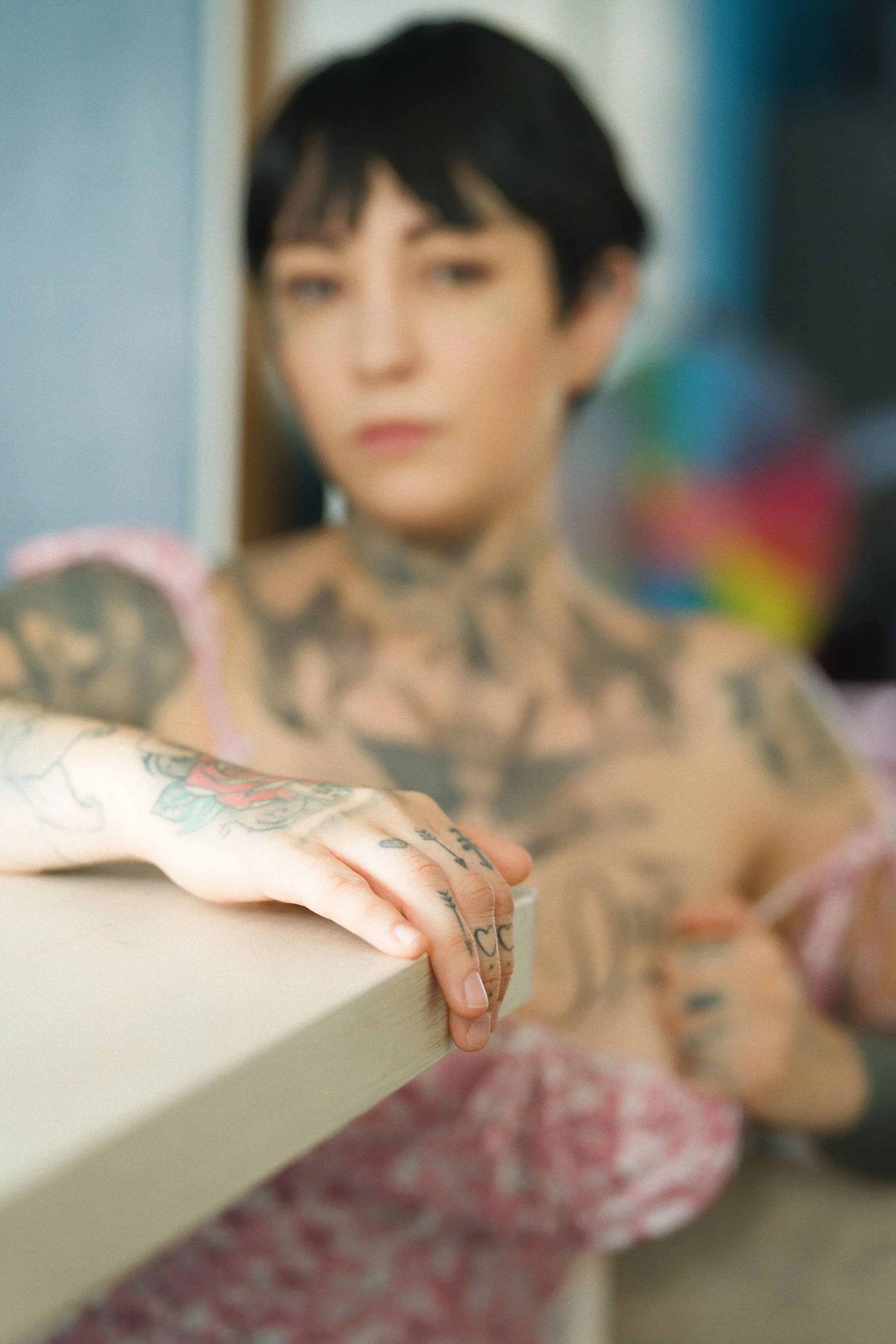 05-portrait-sexy-mise-au-point-main-tatouee-anne-gaelle-profondeur-de-champ-yoann-vareille-photographie-charme-sensualite-brive-correze.jpg