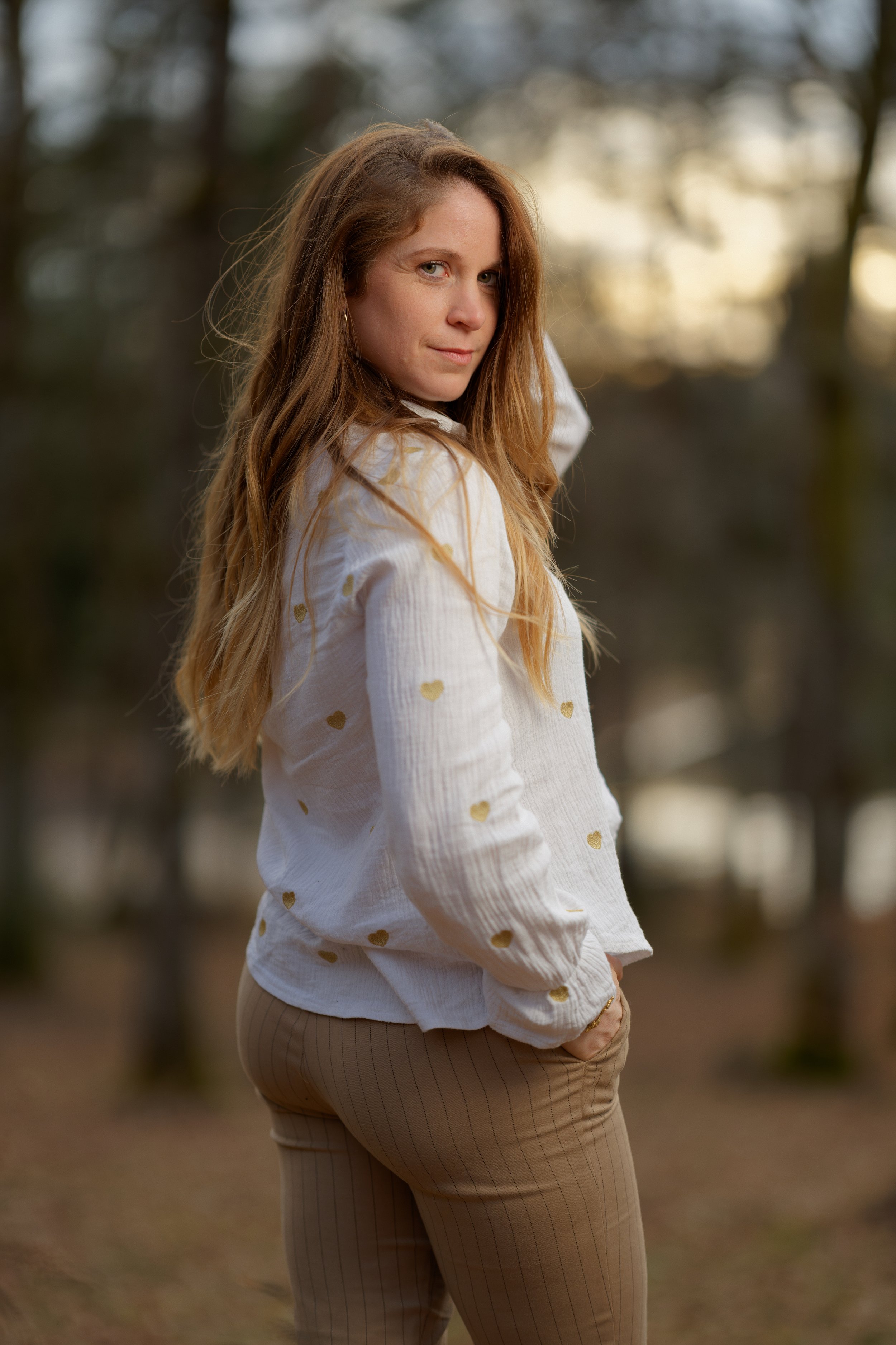 portrait-femme-foret-regard-epaule-cheveux-longs-bokeh-nature-yoann-vareille-photographe-brive-correze-nouvelle-aquitaine.jpg