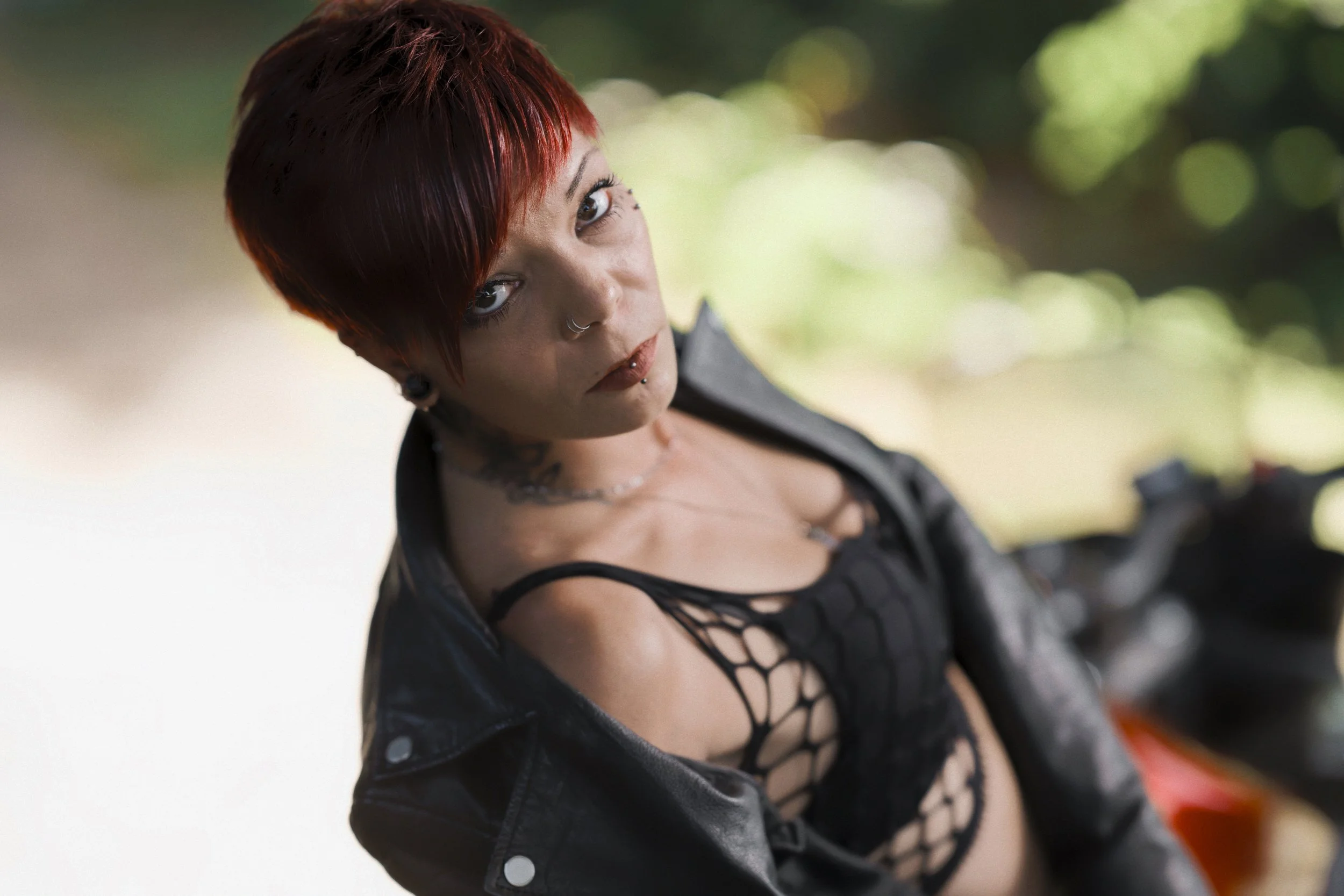 03-portrait-sexy-steffy-gros-plan-regard-yoann-vareille-photographie-charme-sensualite-brive-correze-nouvelle-aquitaine.jpg
