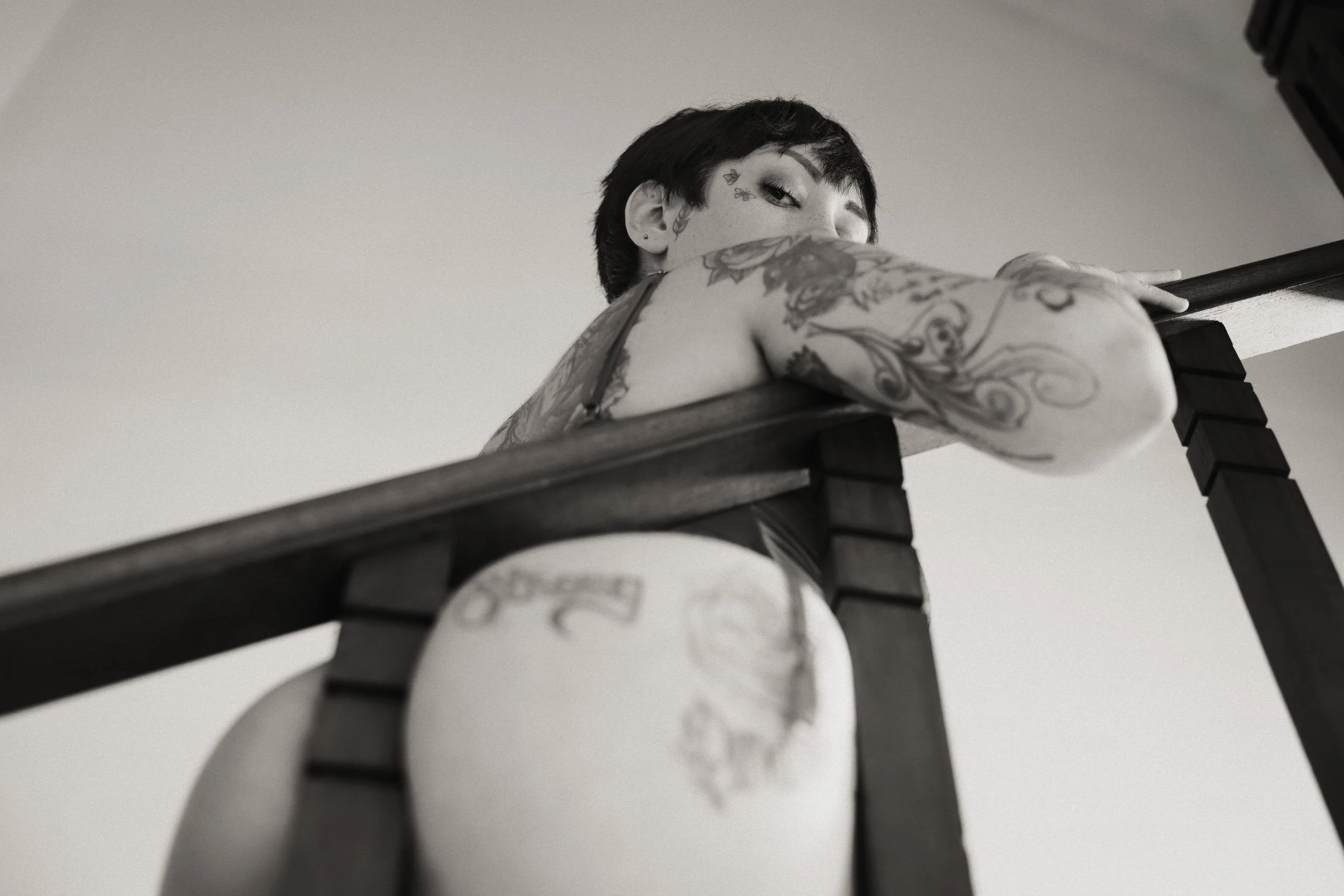 portrait-sexy-plongee-escalier-regard-dessus-rambarde-fesses-noir-et-blanc-anne-gaelle-yoann-vareille-photographie-charme-sensualite-brive-correze-nouvelle-aquitaine.jpg