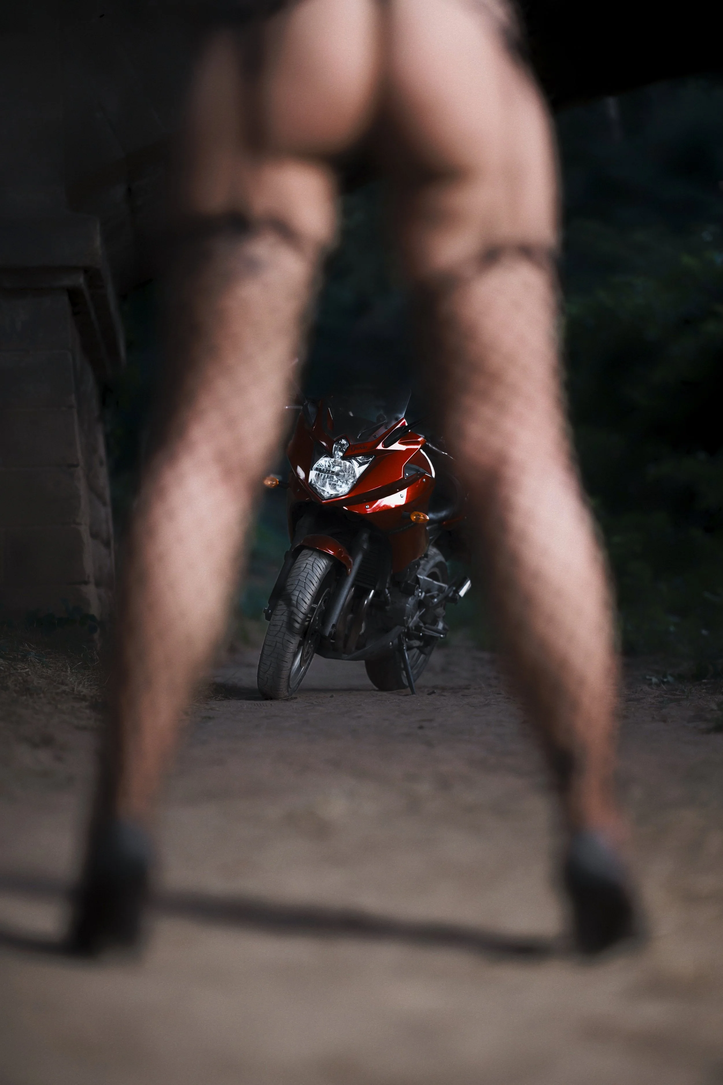 48-moto-entre-jambes-steffy-flou-artistique-yoann-vareille-photographie-charme-sensualite-brive-correze-nouvelle-aquitaine.jpg
