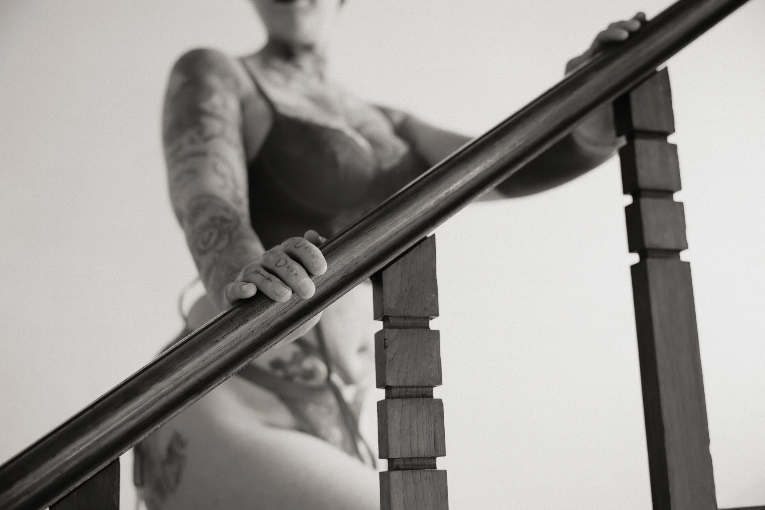 portrait-sexy-main-sur-rambarde-profondeur-de-champ-escalier-noir-et-blanc-anne-gaelle-yoann-vareille-photographie-charme-sensualite-brive-correze-nouvelle-aquitaine.jpg