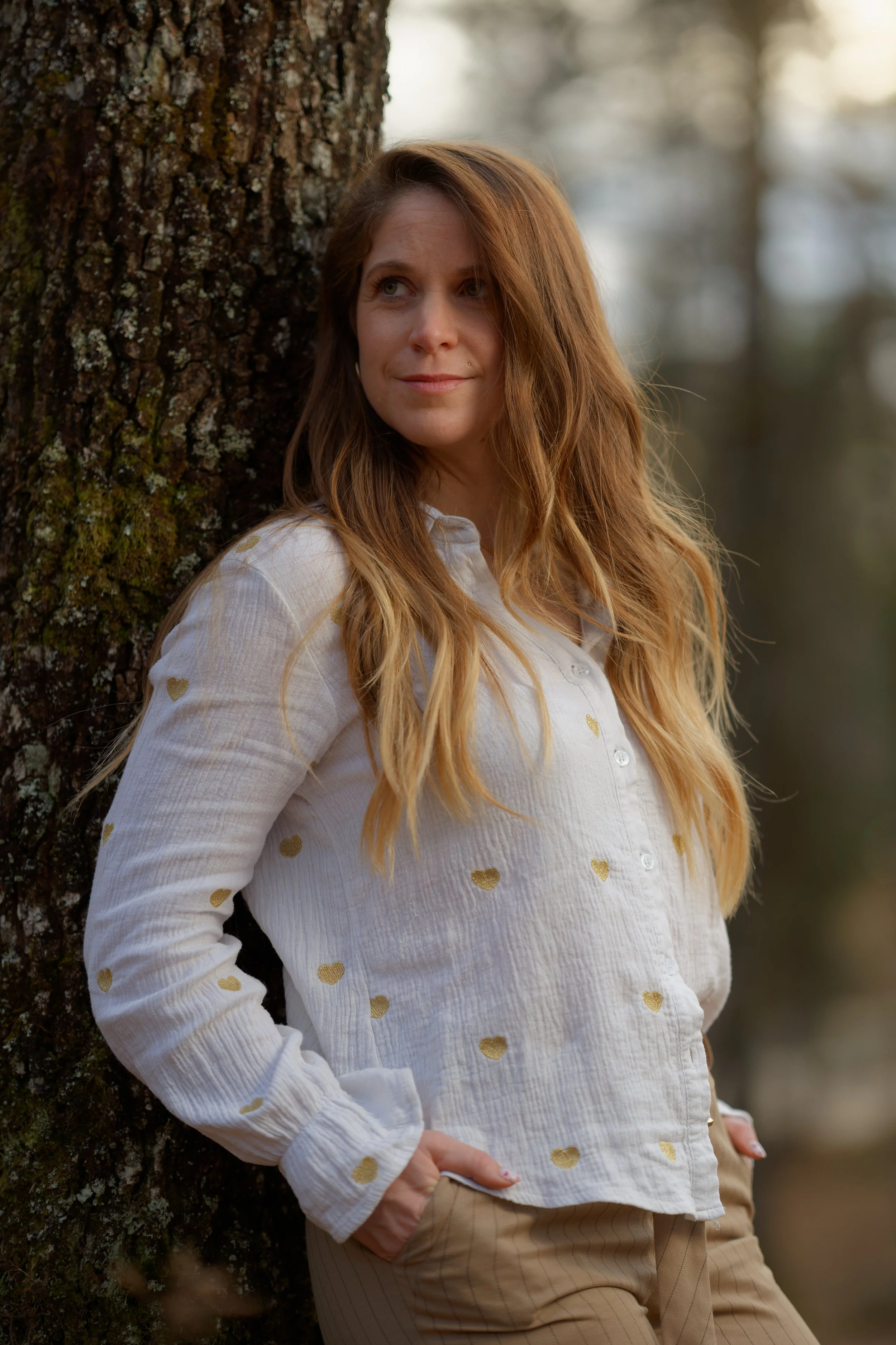 portrait-femme-elsa-meizaud-foret-appuyee-arbre-lumiere-naturelle-yoann-vareille-photographe-brive-correze-nouvelle-aquitaine.jpg