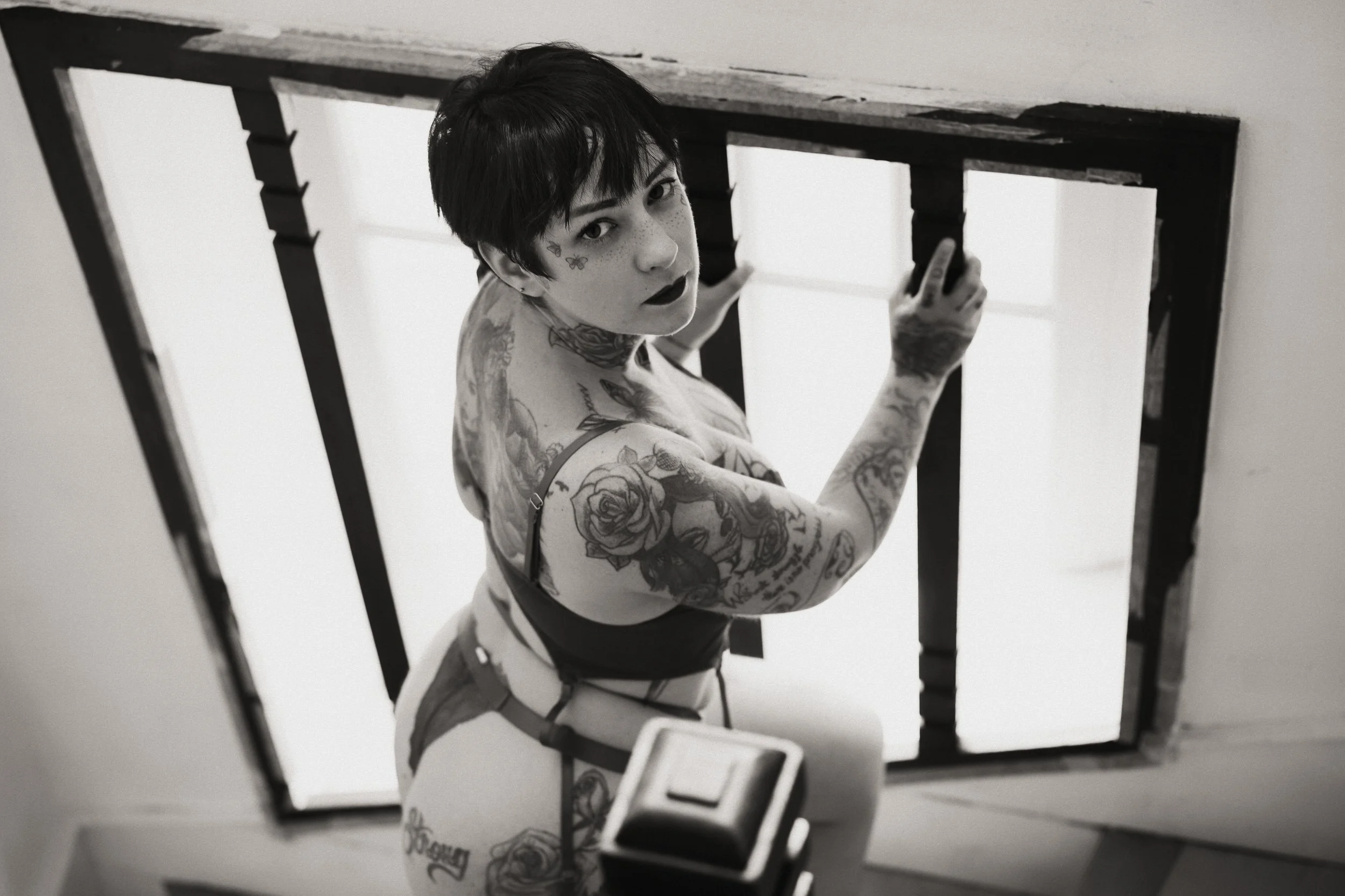 portrait-sexy-lingerie-string-fesses-vue-plongeante-escalier-regard-camera-noir-et-blanc-anne-gaelle-yoann-vareille-photographie-charme-sensualite-brive-correze-nouvelle-aquitaine.jpg